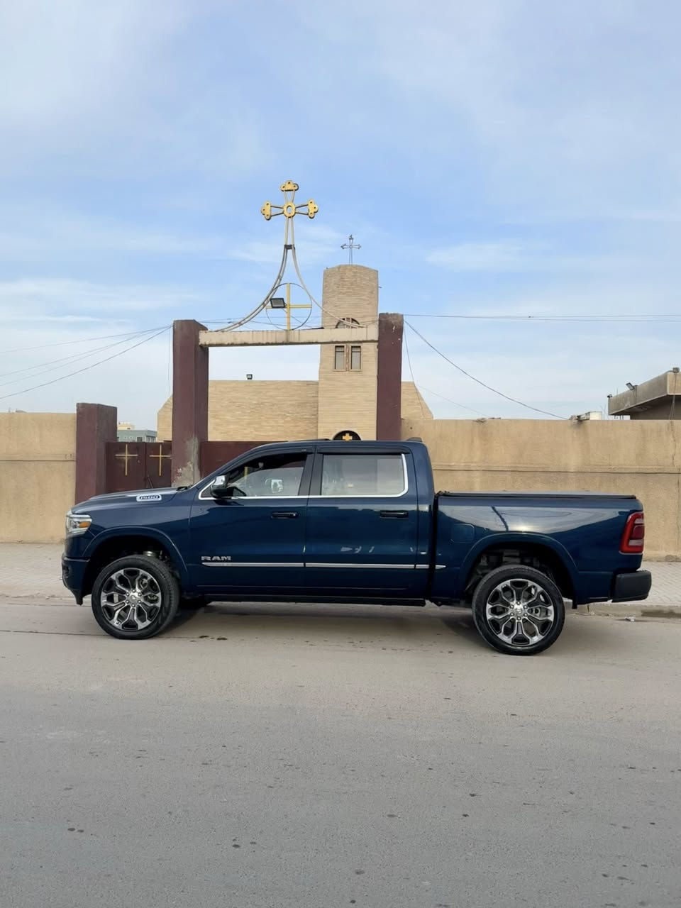 السلام عليكم 
RAM 1500 LIMITED 2023 للبيع 
محرك هيمي 5.7L eTORQUE ماشيه 24 miles 
رقم بغداد 
محرك كير تبريد حدادية مكفول 
المواصفات :بانوراما ،جكات ،دوسات كهرباء ، بدي قصير باب طويل ، مانع تصادم خلفي امامي ، المقاعد الامامية كهرباء وتدفئة وتبريد ،المقاعد الخلفية تدفئة وتبريد ،الستيرن تدفئة ،مرايا جانبية كهرباء كروم ،باب الصندوق كهرباء ،هاند بريك كهرباء ، شاشة العدادات ديجيتال وباقي المواصفات معروفه 
صور الحادث موجوده بالصور ورقم الشاصي خاص 
السعر 330
مكان السياره بغداد 
الرقم ***********
