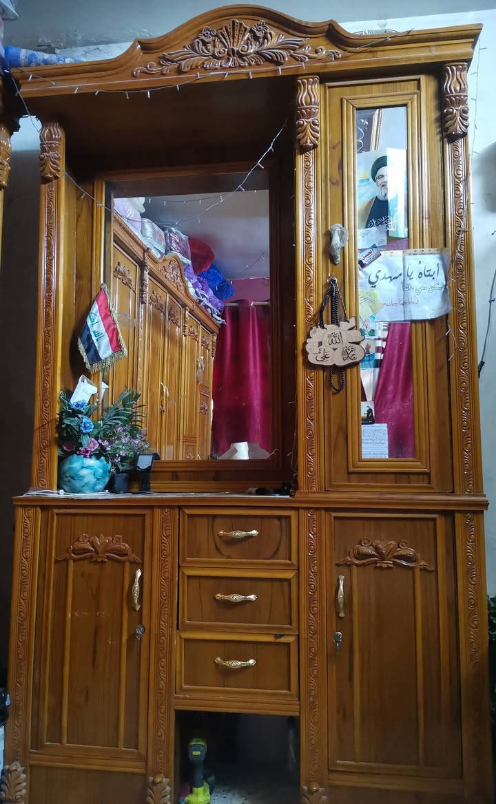 السلام عليكم
🔥 للبيع غرفة نوم  بحالة الوكالة 🔥 خمس قطع نظيف جدا 

 غرفة نوم خشب متينة جدًا، نظيفة وكأنها جديدة، تصميم راقٍ وجودة ممتازة.

تتكون من:
🛏️ سرير
🪞 ميز مع مرآة
👗 دولاب ملابس كبير
🗄️ دولاب إضافي منفصل
👞 كومدي أحذية
✅ خشب قوي جدًا وجودة مضمونة.
✅ حالة ممتازة جدًا، بدون كسور أو عيوب.
✅ جاهزة للاستخدام مباشرة.
✅ مناسبة لمن يبحث عن السعر المناسب.

💰 السعر مناسب وللجادين فقط. (مليون و700) للتنويه مشتريها با( ثلاث ملايين)

📍الموقع: _بغداد _مدينة الصدر 

للاستفسار راسلني على الخاص أو اتصل على:  ***********
