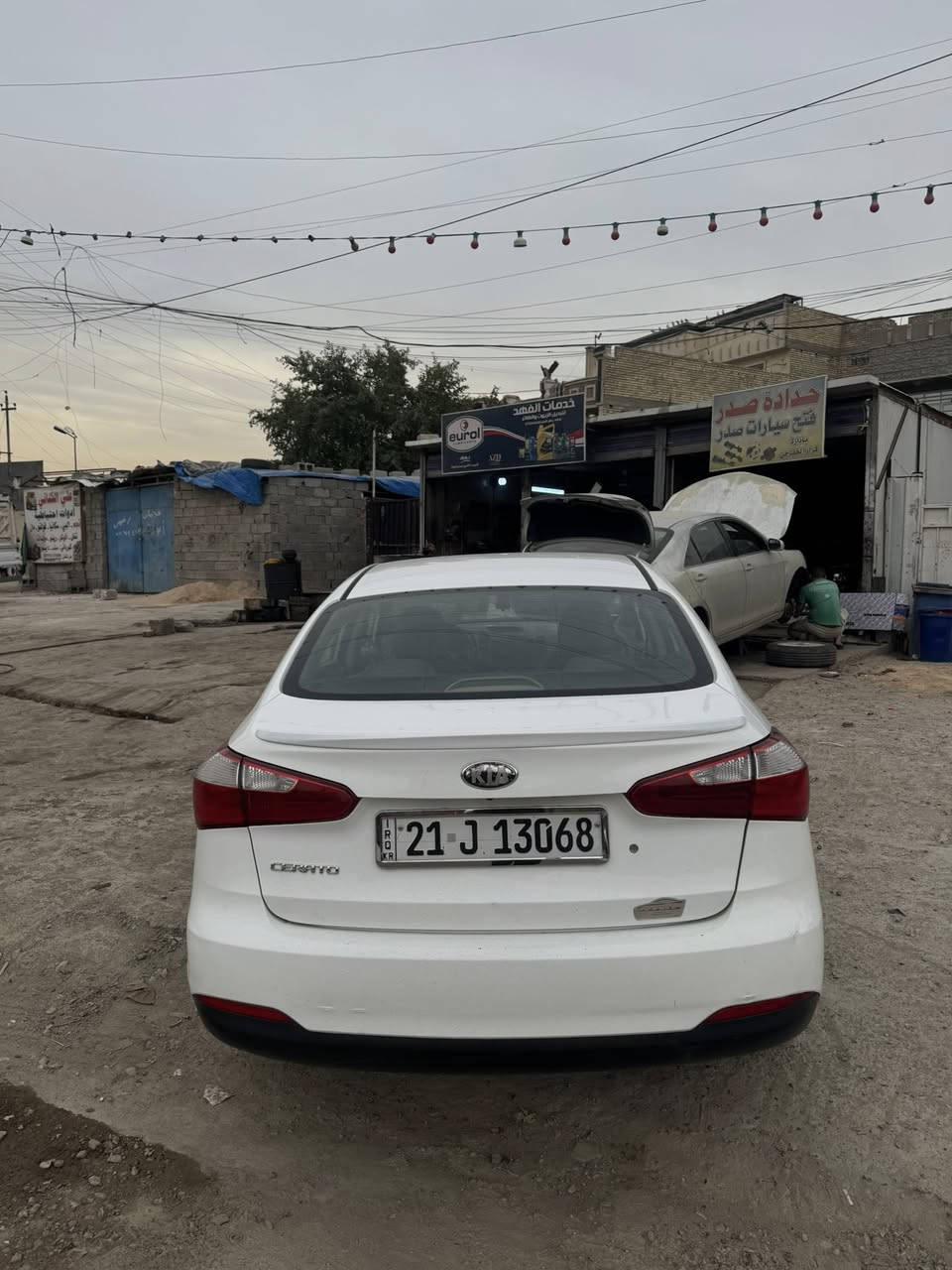 السلام عليكم
للبيع سيراتو خليجي ٢٠١٣ 
سياره بيه قطعتين صبغ 
بدون دواخل 
بدون يرباك 
موصفات عاديه 
محرك ١٦٠٠ 
ماشيه ١٥٠ كيلو 
شاشه 
كامره خلفيه 
حساسات خلفيه داوخل لونين 
فول تحكمات استرين 
تبريد ثلج 
رقم شمال تحويل ثاني يوم 
السعر ١١٠ وبيه مجال بسيط 
***********
مكاني بغداد حي الجهاد حي الحسين
