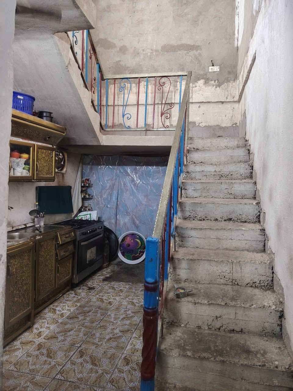 بيت للبيع مساحة ١٦٠ متر قاطين القاط الأرضي بي غرفةواستقبال وصالة ومطبخ ومنور والفوك غرفتين وصالة وصحيات خلف مدرسة الزوراء الأهلية لاتصال ع رقم ***********
