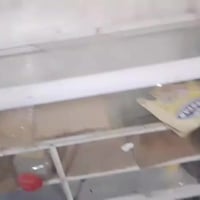 رفوف خشب ٢×٢م • فاترينات المنيوم ٣ • دكسنات حديد ٢