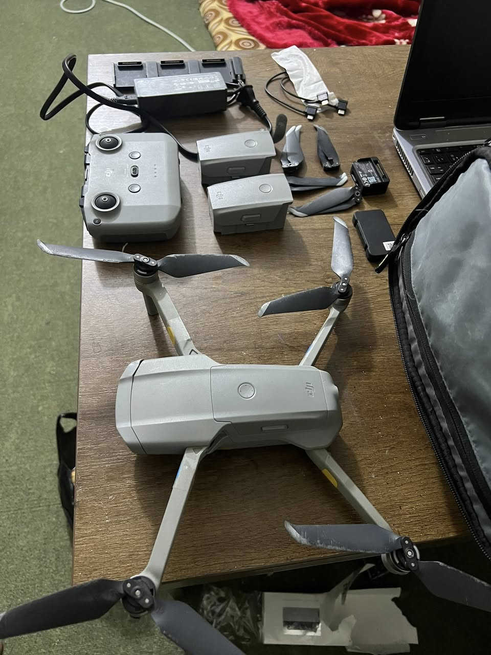 السلام عليكم
مافك اير 2 
وياه 3 بطاريات 
الارتفاع 500 متر 
المده 10 كيلوات 
وياه جنطه وشاحنه وريش احتياط 
وفلاشات كامره عدد 3
استخدام شخصي 
نظامه 3 سرعات
***********
