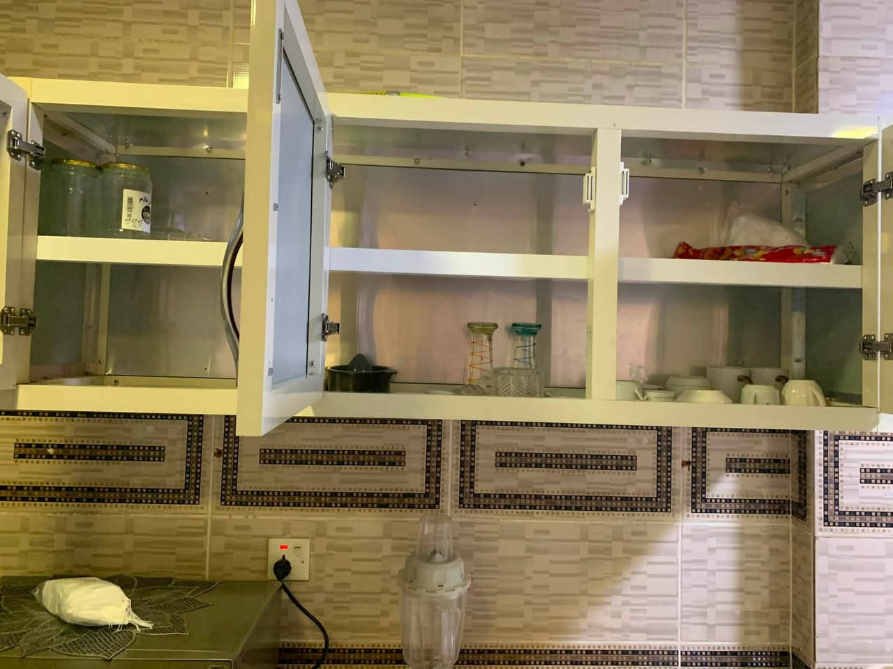 🏠 شقة "سوبر ديلوكس" للإيجار في مجمع كامراني – سكن النخبة!
هل تبحث عن الفخامة والراحة في موقع استراتيجي؟
نقدم لكم شقة بتصميم VIP ومساحة واسعة (136 متر مربع)، مأثثة بالكامل بأرقى التجهيزات (سوبر ديلوكس)، جاهزة لتكون منزلك المثالي.
لماذا هذه الشقة هي خيارك الأفضل؟
 تأثيث فخم: ديكورات حديثة، أثاث سوبر ديلوكس، وتجهيزات متكاملة لكل ما تحتاجه للسكن الراقي.
 موقع مثالي: على الشارع الخدمي مباشرة، مقابيل الـ 120، في مجمع كامراني الراقي.
 مساحة رحبة: توزيع ذكي ومساحة 136 متر تمنحك شعوراً بالراحة والوسع.
لا تفوت الفرصة، للاستفسار والحجز يرجى الاتصال على:
📞 ***********
