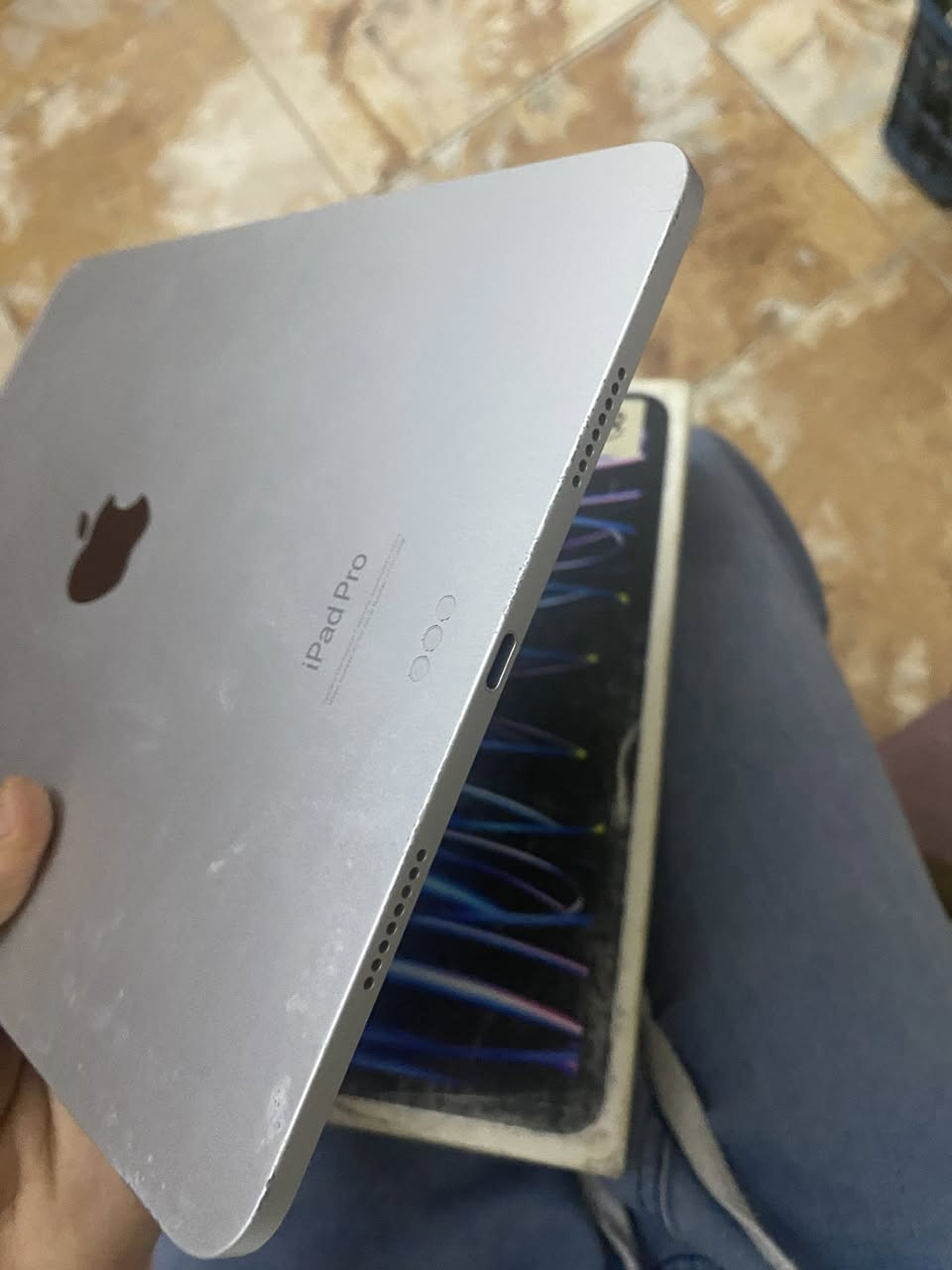 سلام عليكم ايباد M2 جيل الرابع ذاكره 128 بطاريه ما اعرف بس شحنه زين بي هذني بشاصي شلون النكش مال حافضه جانت بي عضم عاج الملحقات شاحنه وكرتونه سعر 700وبي مجال لتواصل *********** مكاني بغداد الشعب
