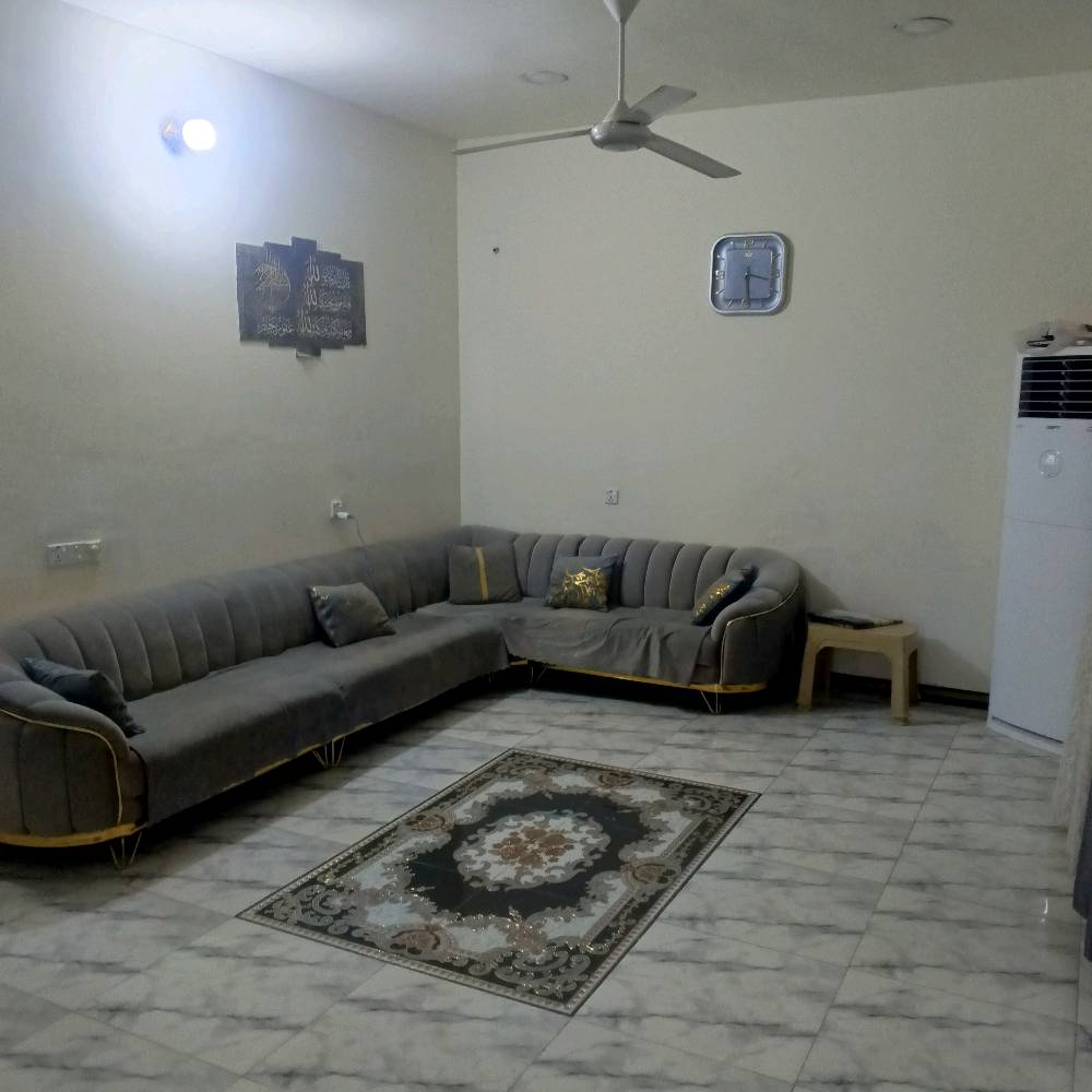 بيت للبيع في بغداد قضاء المدئن حي التصنيع مساحة 250 متر يتكون البيت من غرفتين نوم وصالة ومطبخ واستقبال  وصحيات داخلية وخارجية وكراج وحديقة السعر 90 مليون وبي مجال للأستفسار الاتصال ***********