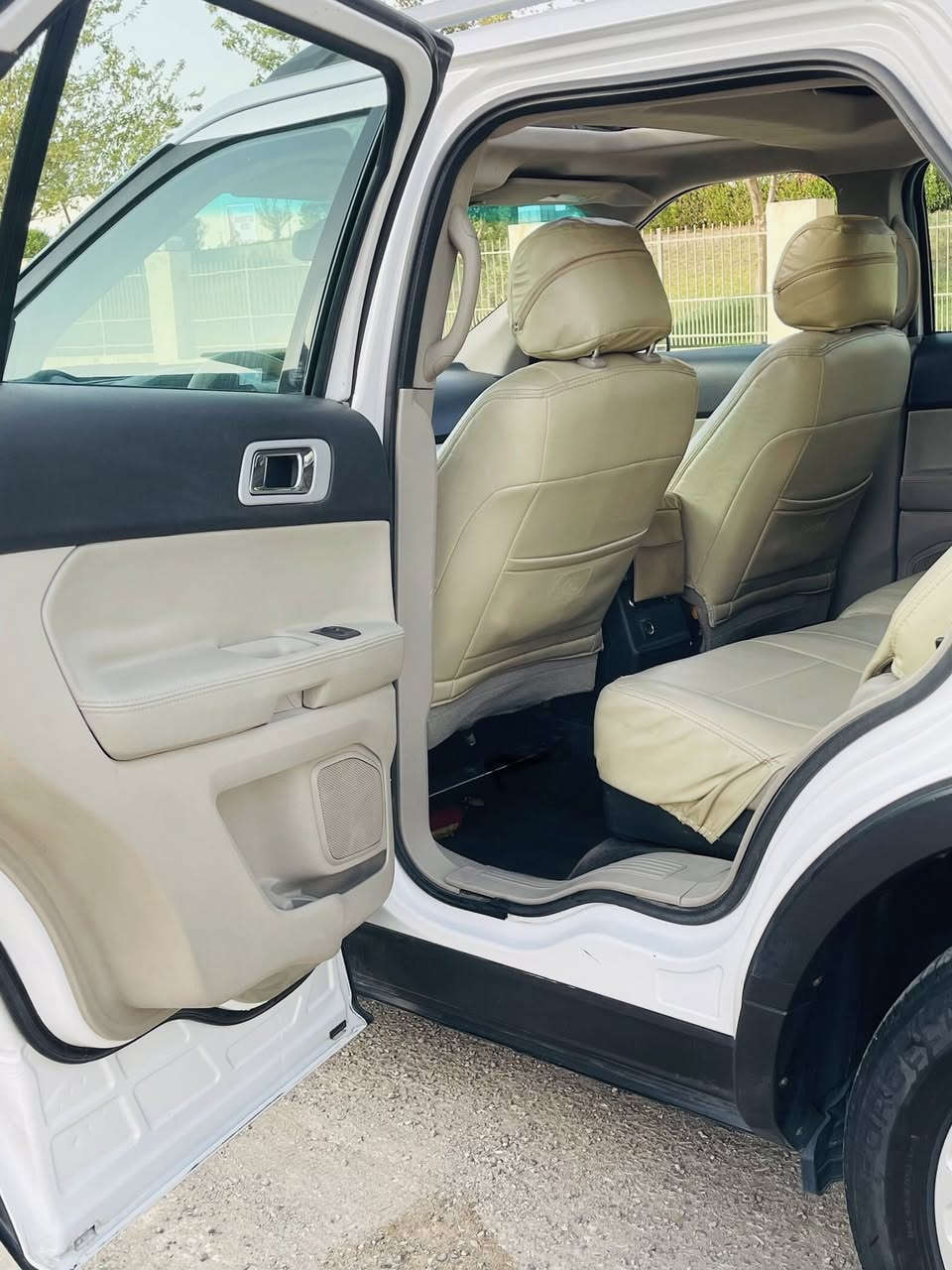 فۆرد ئیکسپلۆرا ٢٠١١
خلیجی شریکە نیفا
مواصفات xlt فول
پانۆرا
کوشن بارد + حار +کهرابی +جلد
سندوق بصمە
شغال
تحدید سرعە
شاشە کبیر
تحکمات ستیرن
٧ راکب
سیار جاهیز بدون نقص
بدون سبخ
سونەر موجد 
گیر محرک شرت
محرک فتح بس واترپمپ 

***********
