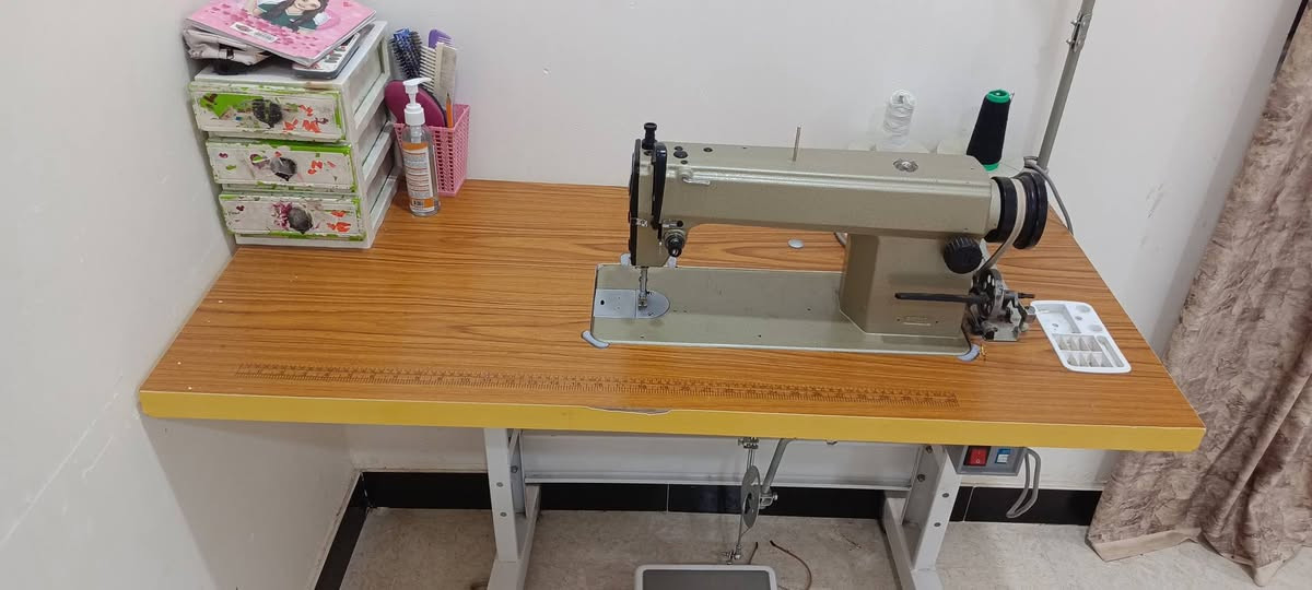 للبيع مكينه خياطه جديده نوع جاكي السعر 225 عنوان السفحه الثانيه ‏‪0773 260 6544‬‏
