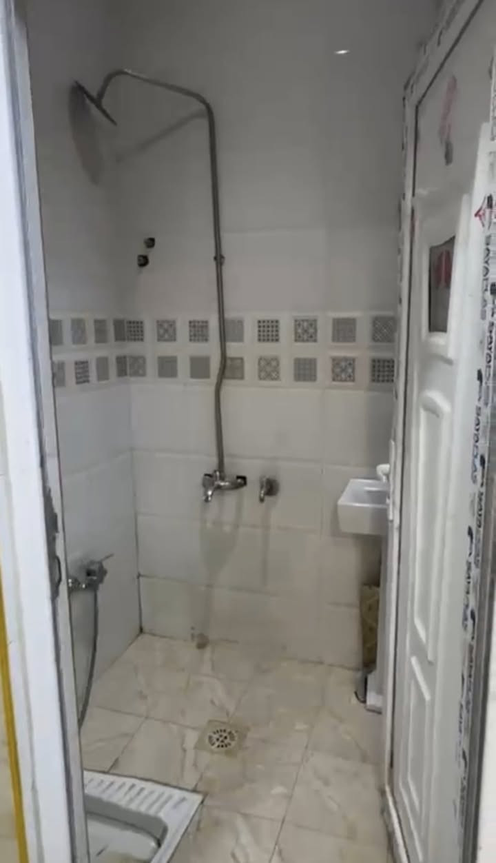 للبيع مشتمل 45 متر واق حال 50 متر 
الوجه 4,5 والنزال 10 بموقع ممتاز جداً 
يحتوي الطابق الاول على استقبال ومطبخ وخدمات 
الطابق الثاني غرفه وصاله وخدمات 
للاستفسار الاتصال على 
سيف الساعدي  ***********
او مراجعة مكتب الدار للعقار 
عنوان المكتب ام الكبر والغزلان مقابل اسواق العجوز
