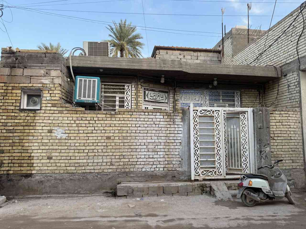 السلام عليكم بيت للبيع في كربلاء البوبيات عامود ٧٠ الشرع الشيخ النمر المسحه ١٠٠  الواجه٨النزال١٢ونص  يحتوي غرفه وستقبال وصاله ومطبخ وصحيات داخليه وخارجيه يبعد عن المام ٣ دقايق شارعه ١٠متر عبار للستفسار ***********
