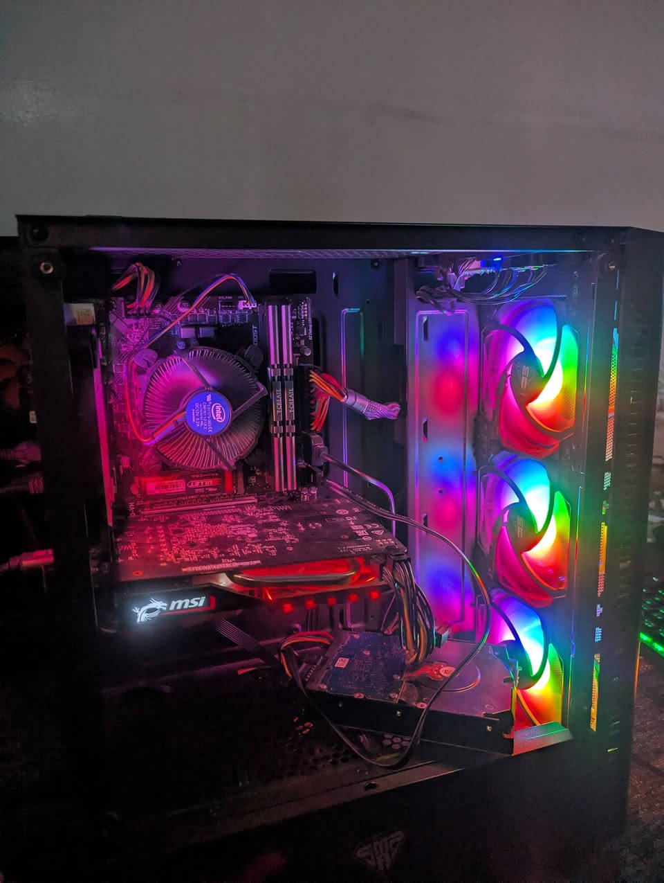 حاسبه للبيع
مواصفات  فقط كيس ويه كيبور د ويه موس ويه باد بدون شاشة سعر 375الف مع توصيل قفل هاتف ***********
Cpu:i5 9400f
M.B: MSI B365M PRO-VH PRO SERIES
GPU: gtx 1050ti 4gb msi gaming x 
RAM :16 3200HZ
p.s AIGO 600 AK ATX
M.2 :BULLET 128GB + WD BLUE 1TB
