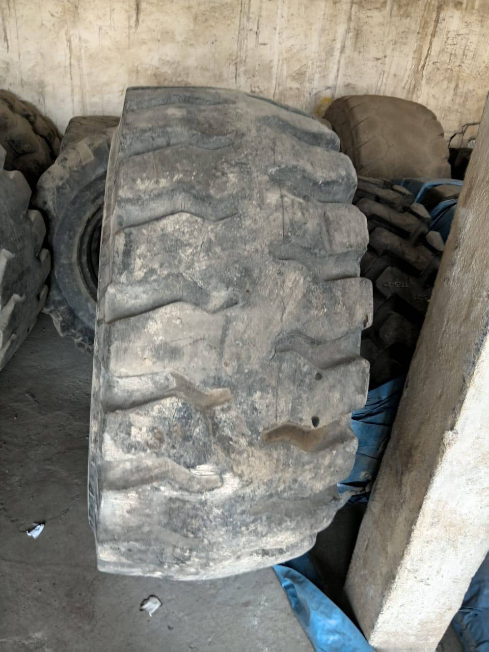 السلام عليكم البيع تايرات الحجم 20 5 25  و 23 5 25  و.
17 5 25 الجديد ول مستعمل نضيف الستفسار عله الرقم ***********  🌎  ***********
