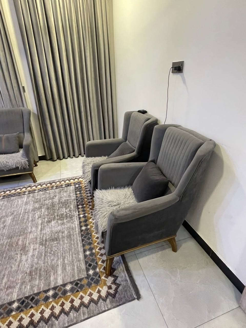 السلام عليكم
تخم للبيع وسبلت كنتوري للبيع

التخم عشر مقاعد السعر (٧٠٠) وبي مجال بسيط 

ووحده من التخم الكبار بيها ضرر رجل وحده يحتاج صيانه للأستفسار الرقم(***********)
