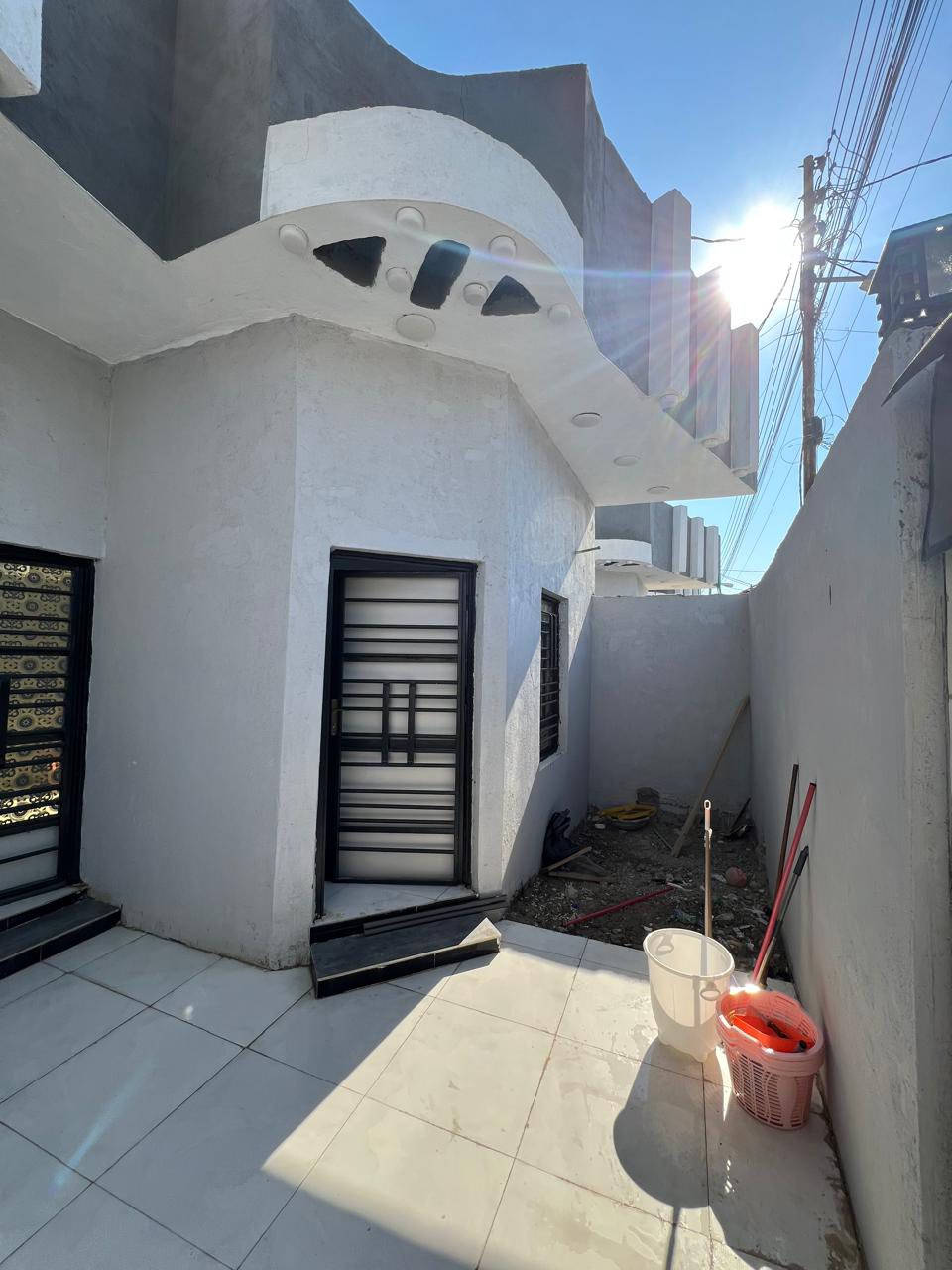 بيت 🏠 للبيع
الموقع : شط العرب
4سايدات الجزيره 
 -شارع زين العابدين -مجمع عالم الرواد السكني  
مساحه البيت 150م
يحتوي البيت على غرفتين منام وصالة 
وديوانية ومطبخ وصحيات 
البيت كامل ما ناقصه اي شي 
سعر البيت72 وبي  مجال 
استفسار اكثر ***********
