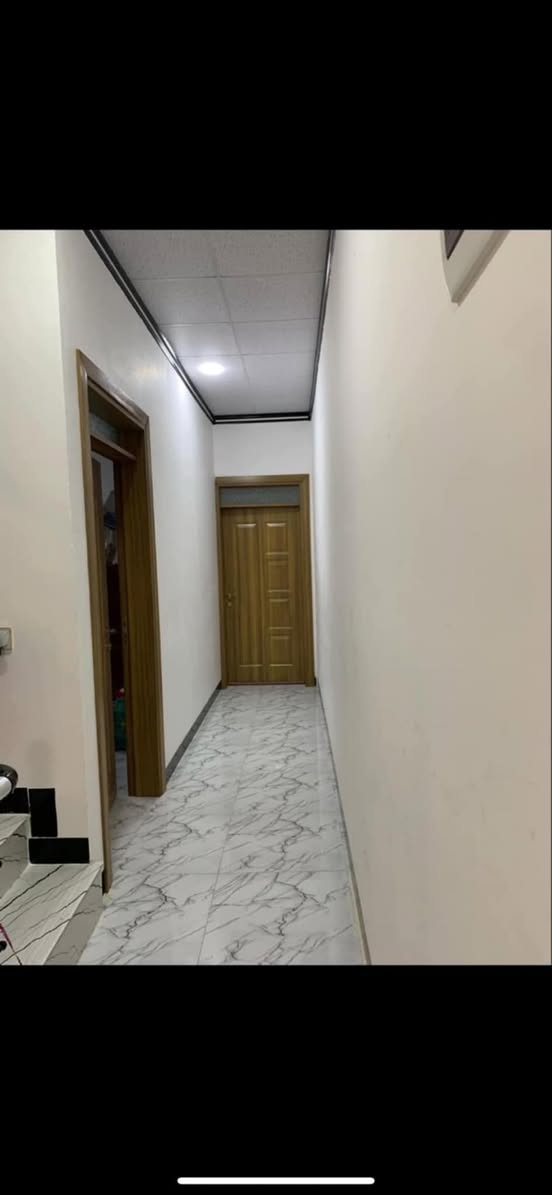 دار للبيع 
مساحة 100 متر حي الفلاح خلف الملعب جمعية ضفاف دجلة وبيه وصل تمليك وخطين ماء  خدمات كاملة بناء حديث 2023 طابقين الاول صالة كبيرة مع مطبخ وغرفة نوم وصحيات  ومرافق خارجي وكراج ومنور 
والطابق الثاني 3 غرف نوم كبيرة مع صحيات  وبيتونة كبيرة 5*6متر  الموقع بالضبط ثاني فرع من شارع 15 قريب من مدرسة الوفاء الابتدائية وقريب من سنتر لمسة السعر مناسب جداً تريد مع الاثات او بدون اثاث لكوني  مستعجل***********
***********
