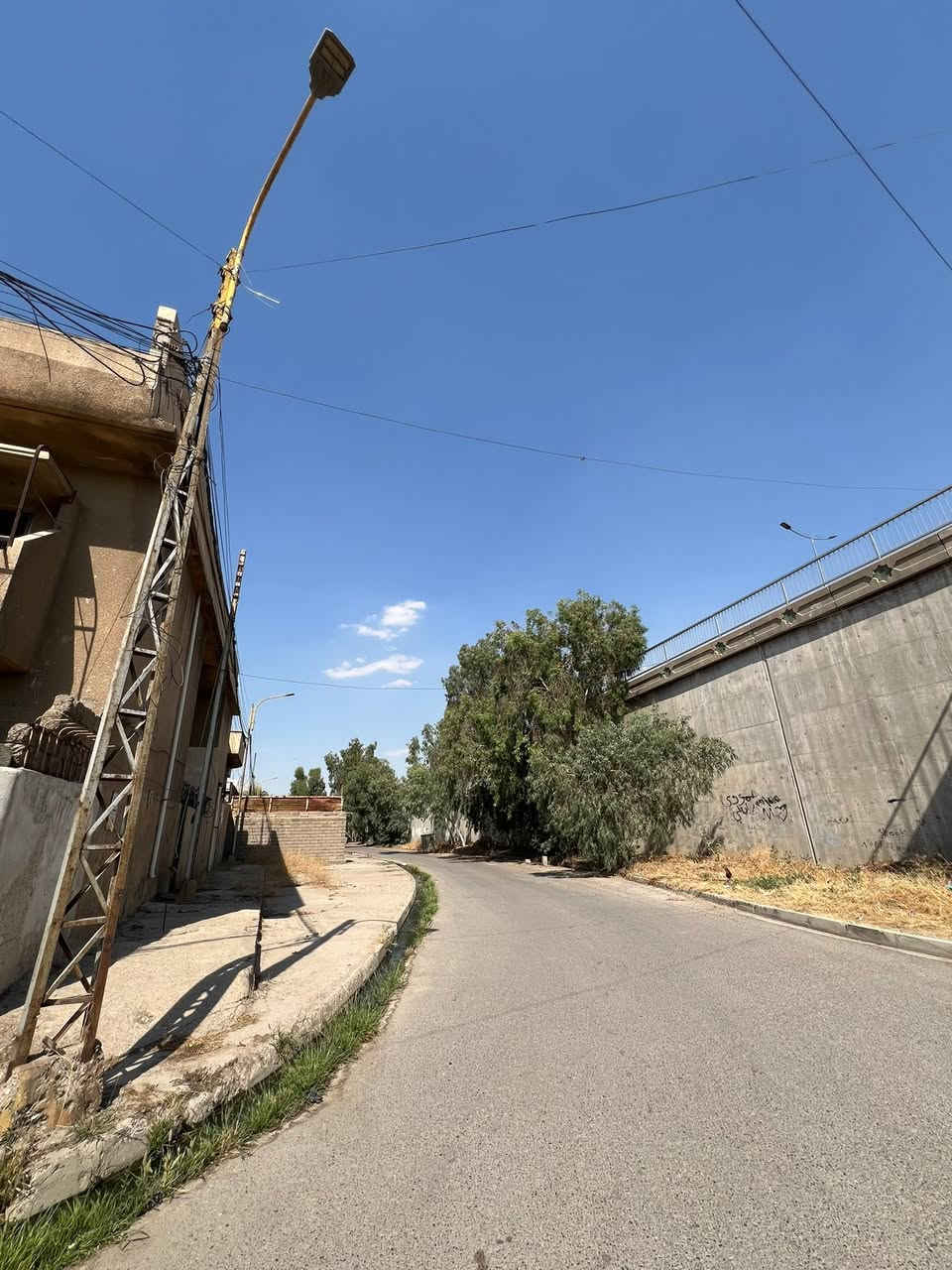 🏠دار للبيع ركن على ثلاثة شوارع مساحة 480  الواجهة 60 متر
🛑طابقين بناء قديم بحساب ارض 💥

1️⃣الطابق الاول : غرفة نومً  + هول + استقبال + مطبخ كراج + حديقة 🌳+ صحيات 🚾

2️⃣الطابق الثاني :  ثلاثة غرفة نوم + هول + بلكون + صحيات 🚾

📄سند سكني ملك صرف / شرط القرآر التمليك والتحويل

❌لانتعامل برفع سعر العقار عن سعرة الآصلي نجمع البايع بالمشتري مباشرتأ _ لا نوقف البيعة بخلاف عن الدالية

🛑موقع مميز جداً  💥

🌍الموقع / حي الظباط قرب (( كرستال مول )) 💎

🔴يقع على شارع تبليط 12 متر ⚡️

للاستفسار

⏮️مراجعة مكتب العلاف لتجارة العقارات 🌟

أو الاتصال

☎️ أسيا ***********

أو

☎️ كورك ***********

⏪️مع العلاف للعقار استثمارك في آمان ⭐️

🌐عنوان المكتب / الموصل _ حي الزراعي قرب جسر السويس 🔥 

📌نستقبل عقاراتكم وطلباتكم العقارية .
