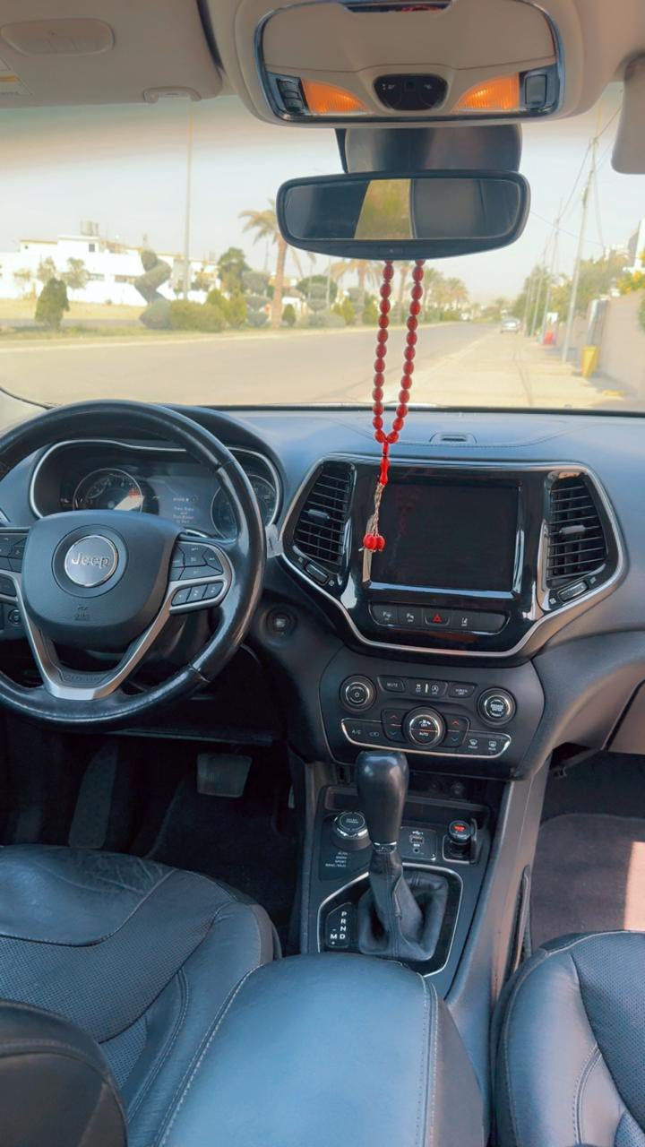 من رخصة الادمن
السلام عليكم————————————
نوع السياره : جيب شيروكي ( بزون ) لمتد
الموديل : 2021
عدد الاسطوانات : 6 سلندر 
الوارد : امريكي
ماشية : 93,000 كيلو ( قابل للزيادة )
رقم اللوحة : اربيل 
العنوان : اربيل
السعر : 17,500 $  (175 ورقة )
————————————————-
ضرر السياره : 3 قطع صبغ باب السائق والباب الي خلف السائق والجاملغ الخلفي من جهة السائق وحاليا بيهن طخات خفيفة طاك ايرباك البردة وبيها شخوط خفيفه
بالنسبة للبجم كبس على وضع الشركة مابي اي حادث و موجود رقم الشاصي لليحب يتأكد 
————————————————
فول مواصفات فئة لمتد 
شاشة كبيرة 
كامرة خلفية دوارة 
كشنات جلد  
بانوراما 
تبريد قطعتين امامي - خلفي
لايت زنون + كشاف
فور ويل 
اشاير بالمري + علامة نقطة عمياء 
رادار جانبي + رادار خروج مسار + توقف ذاتي امامي خلفي 
حساسات خلفية بلادية 
كشن تدفئة + ستيرن تدفئة 
صندوق كهربائي 
————————————————
العنوان :اربيل 
الرقم : ***********
