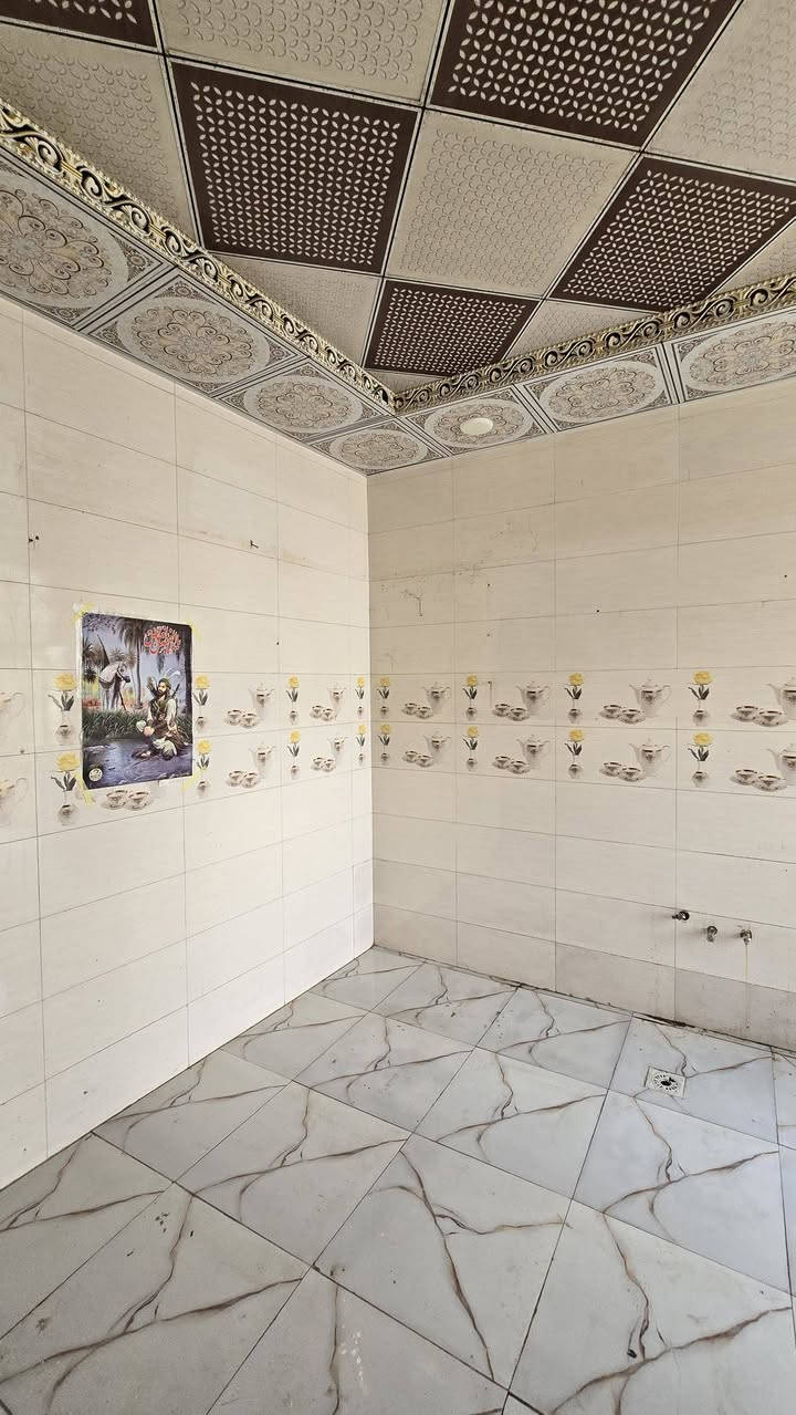 دار للبيع مساحه 150متر مربعه غرفتين  وصاله ومطبخ وستقبال صحيات خارجيه وداخليه بنيان درجه اولى صب السقف وساس كافت الخدمات ماي كهرباء مولده نترنيت العنوان مقابل قريت الغدير  النجف الشرف
 السعر 65وبي مجال طابو زراعي سند 25
***********ابومنتظر
