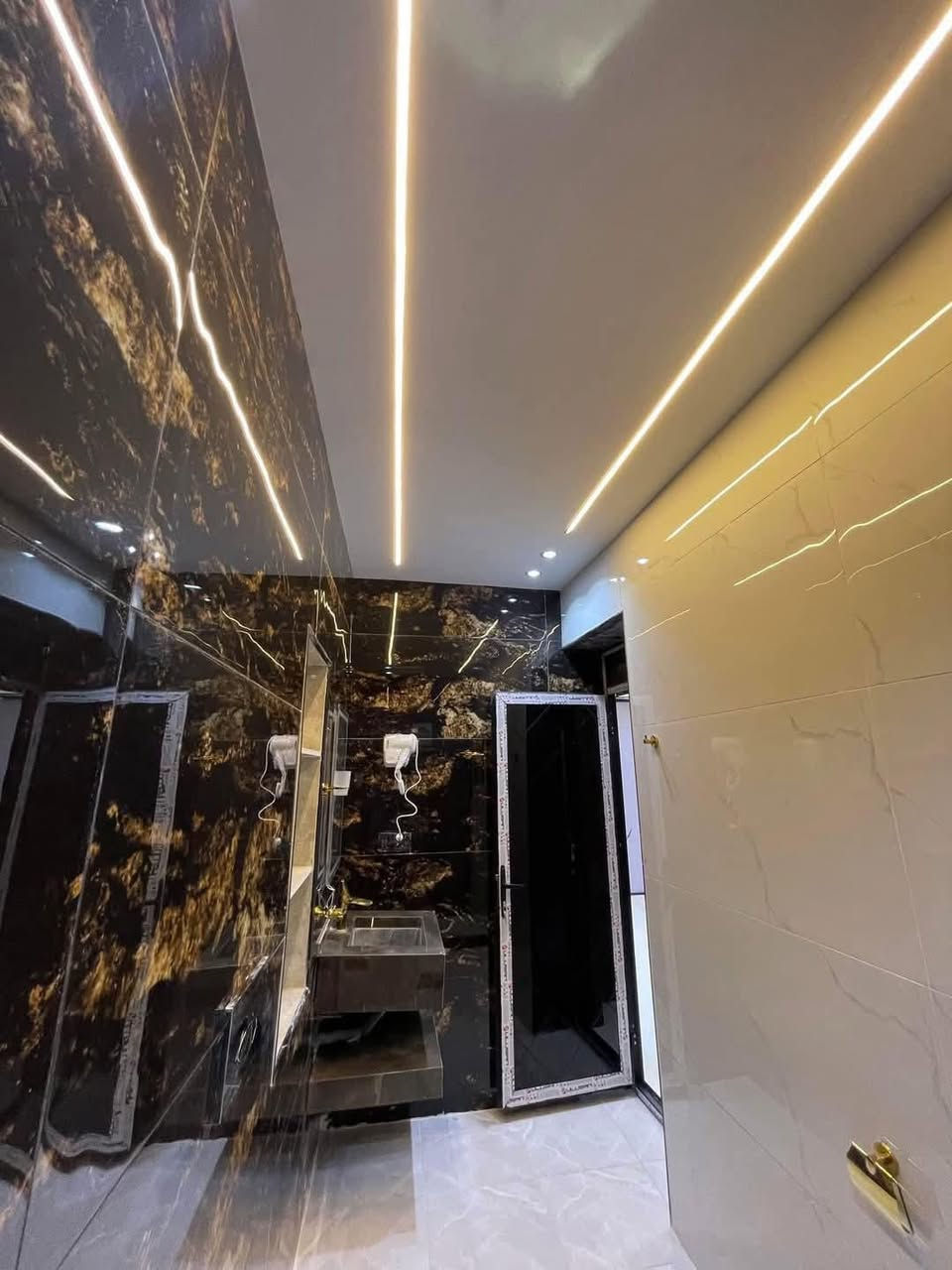 بسم الله ماشاءالله :
🔹بيت مساحة 100م-  واجهة 6،250 -نزال 16 

▪️فول مواصفات  

البيت يحتوى على( 4 غرف نوم مع 3 حمامات)

 *الطابق الاول يحتوي على استقبال ومطبخ وصالة 

 كبيرة وغرفة نوم مع حمام ملكي مع منور

*الطابق الثاني 2غرف نوم مع حمام

*الطابق الثالث غرفه وحمام اسويت بيتونه كبيره

المواصفات //

رفت 40مع بتلو 10 يعني صار 50 والصور كلها موجودة 

من بداية البناء اما السبتتنك تجي وتشوف بعينك ع 

شرط غرفة نوم مسويها

ارضية كلها 60×60وتطبيك الارضية فرش حصو مع 

بسيس بالاضافة الى مادة

المطبخ والحمامات والحولي كلها تطبيك الواح وليس سيراميك

بورد نظام كامرات وانترنت مخفي

ابواب تركي اصلي ضمان مع ابواب حمامات المنيوم

مغاسل تعليك مع غربية تعليك نوع توته

حمامات الواح مع خلاطات تركي اصلي

البيت جبسن بورد مع انارات بروفايل وانارة مخفية

بوكسات خارجية للغاز والماطور مع تانكيات عدد 2 الف لتر

🔹نوع العقار طابو زراعي سند٢٥

🔸 الدورة -البوعيثة -العدل الاول رابع فرع عن مثلث الذهبي

🔻البيت باسمي مباشر بدون دلاليه 

اتصال 

‭***********
