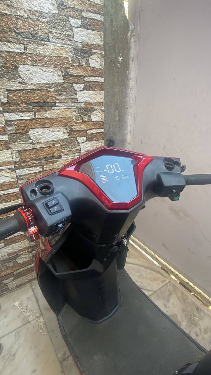 سلام عليكم دراجه شحن شكل السكنس حجم الجبير دراحه مابيه اي عطل ومطابه تصليح او صيانه ابد الدراجه لون احمر واسود المواصفات فول الي هيه تجي بيه R وبيه p وذيه منفذ شحن وبيه سماعه داخليه وبيه 3سرع السعر 550 وبيه محال مكاني بغداد حي سومر ***********
