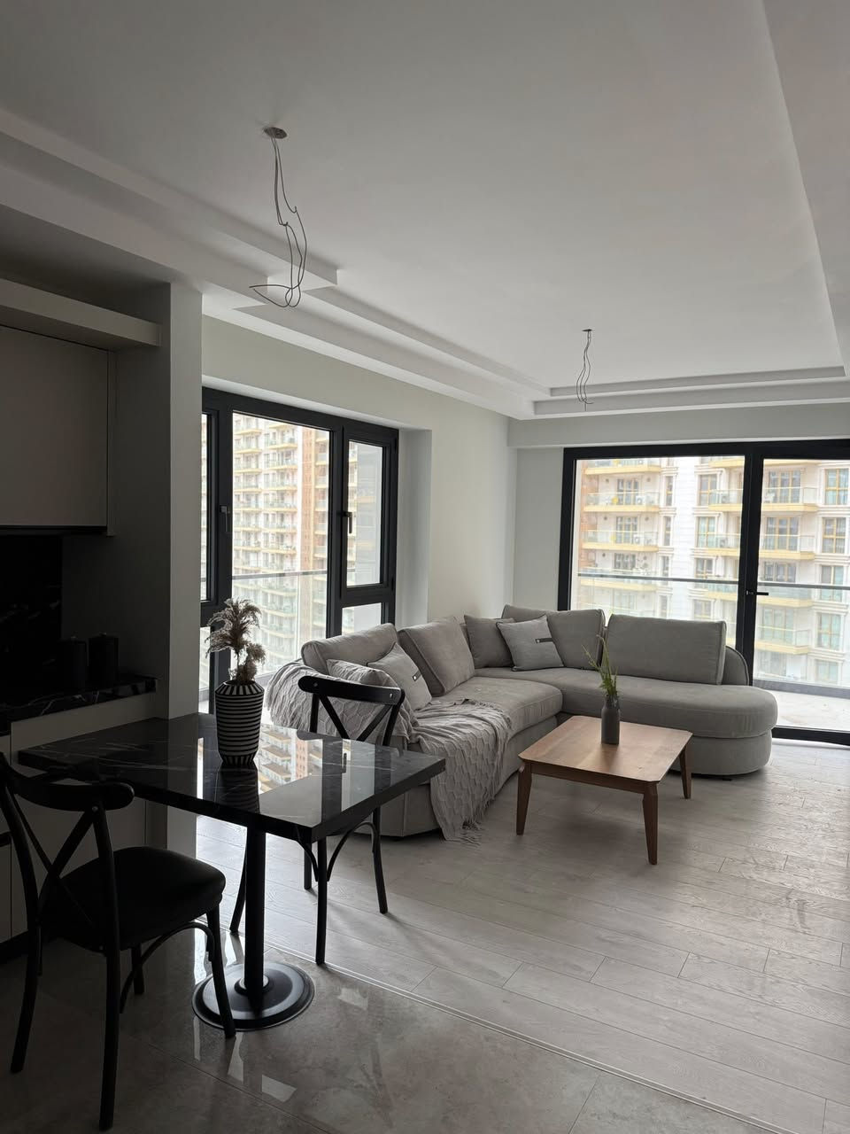 شقة مؤثثة للبيع في رامي تاور  
بسعر (75،000$)
غرفة وصالة  
مساحة 100 م  
ركن اطلالة داخلية وخارجية 
للاستفسار والتواصل 
***********
