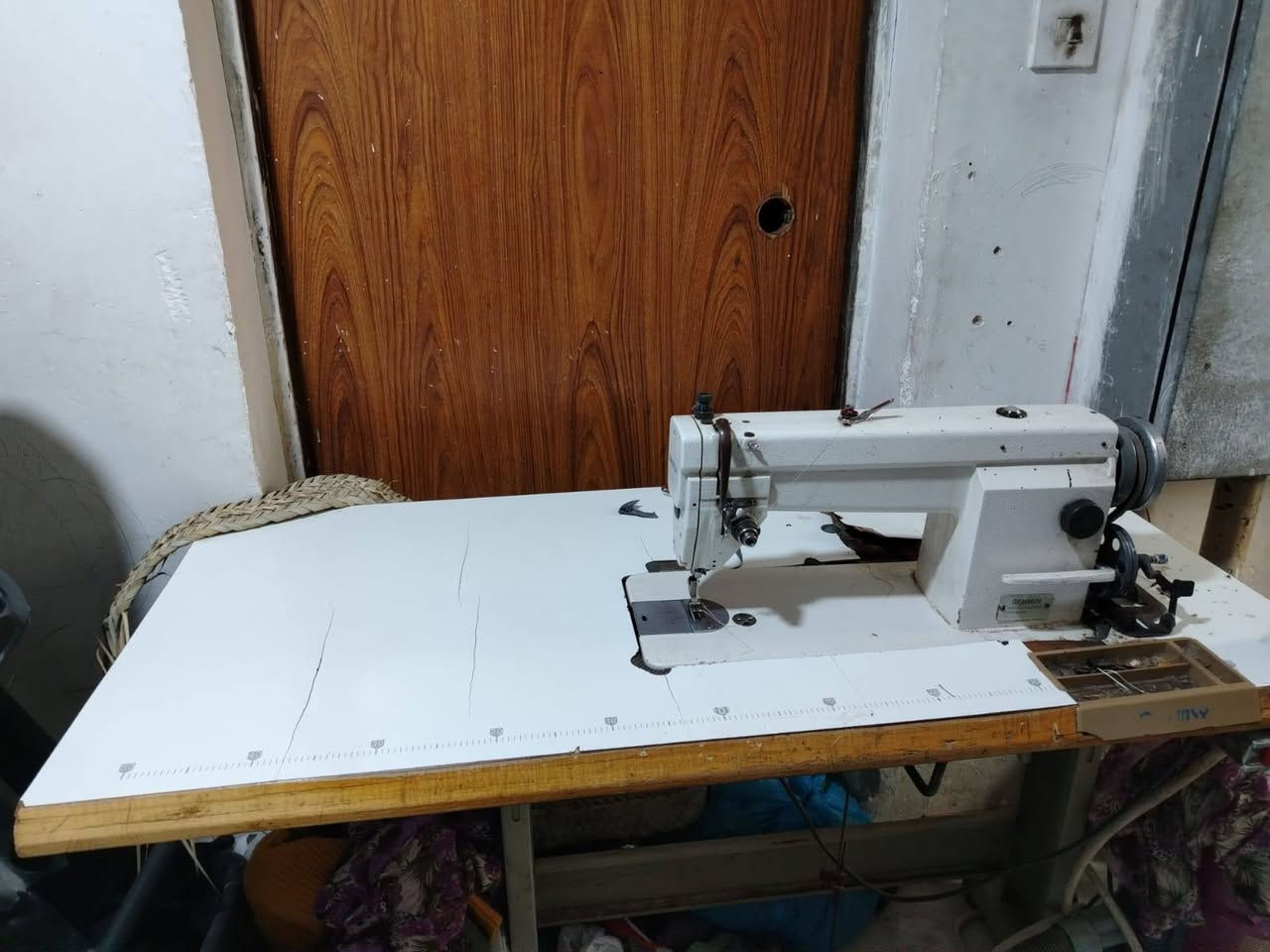السلام عليكم هذه ماكينه للبيع مكينه خياط صناعي جمسي مكاني بصره رقمي *********** السعر 180 بي مجال قليل
