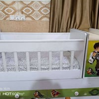 سرير أطفال • مستعمل نضيف • مع دوشك