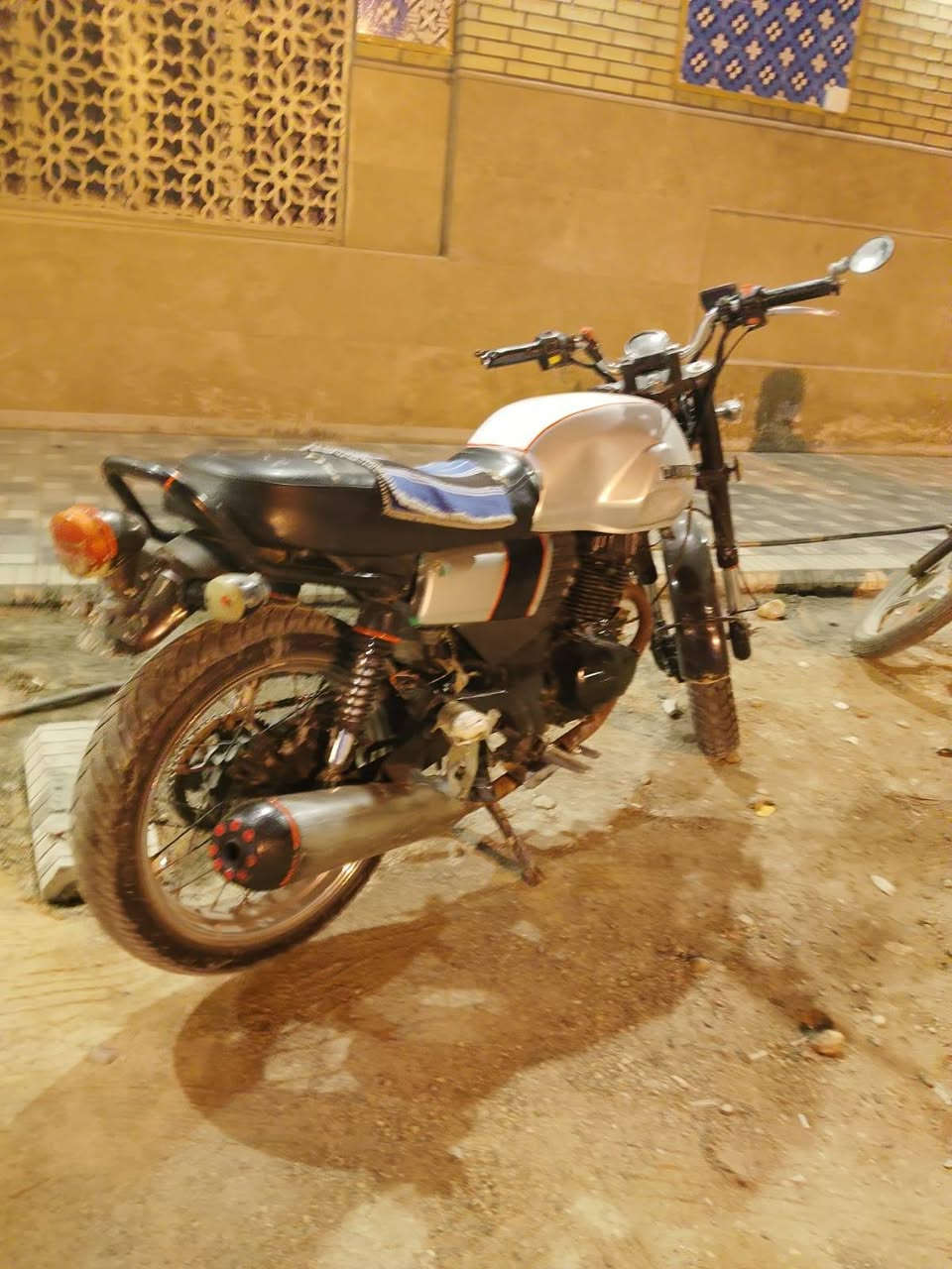 سلام عليكم دايوان لايتي موديل 20 محرك 200
دراجه هاي كدامكك  شوفت عينك مكينه مامفتوحه بس محرك مصبوغ مشخط اوراق سكنر مكاني بابل مسيب سعرهااا 650وبيه مجال بسيط او امراوس بنامه تعمير امتياز او تايكر  ***********
