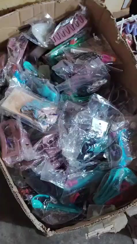 عندي اغراض تصفيه محل اكسسوارات جواريب مال جواريب قراصات للبيع شراي يجيني على الخاص لو يخابر على هذا الرقم***********
