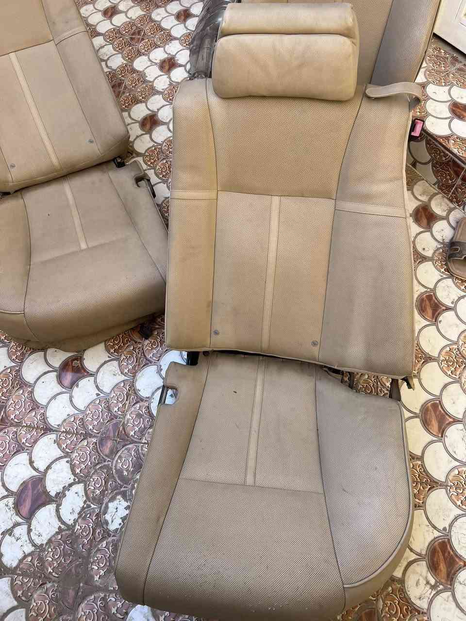 السلام عليكم غراض باخره حاويه مناسبات لبيع ماعندي مكان
1 بيبان بيض حاويه 4 طويله 
2 مكينه 50 حاويه 
3 جوبلسات خلفي مو كهربائي 
4 صالنصه كامله 
5 كشنات بيجي 
6 درع حديد ودرع بلاستك
7 فيول بم حاويه 
وبعد نواعم 
 مكاني كوت ***********
