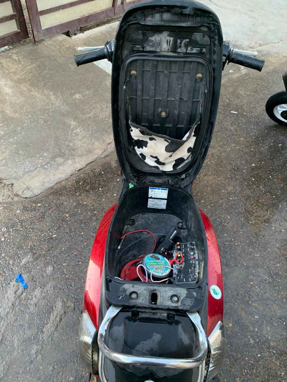 السلام عليكم دراجه بوليس مسطره نوزل دراجه رمبه صاله 5 اشهر من نازله الدراجه استخدام شخصي بيه كلجات رياضي ودمام وبيه زنون كهربائيات كله شغاله كلشي شغال مكينه مكفوله ما مفتوحه وجيب وياك عشرين فيتر نقصه واقيه مال صالنصه فقط لا غير 
السعر ٩٠٠ وبيه مجال متواجد واتساب فقط ***********
