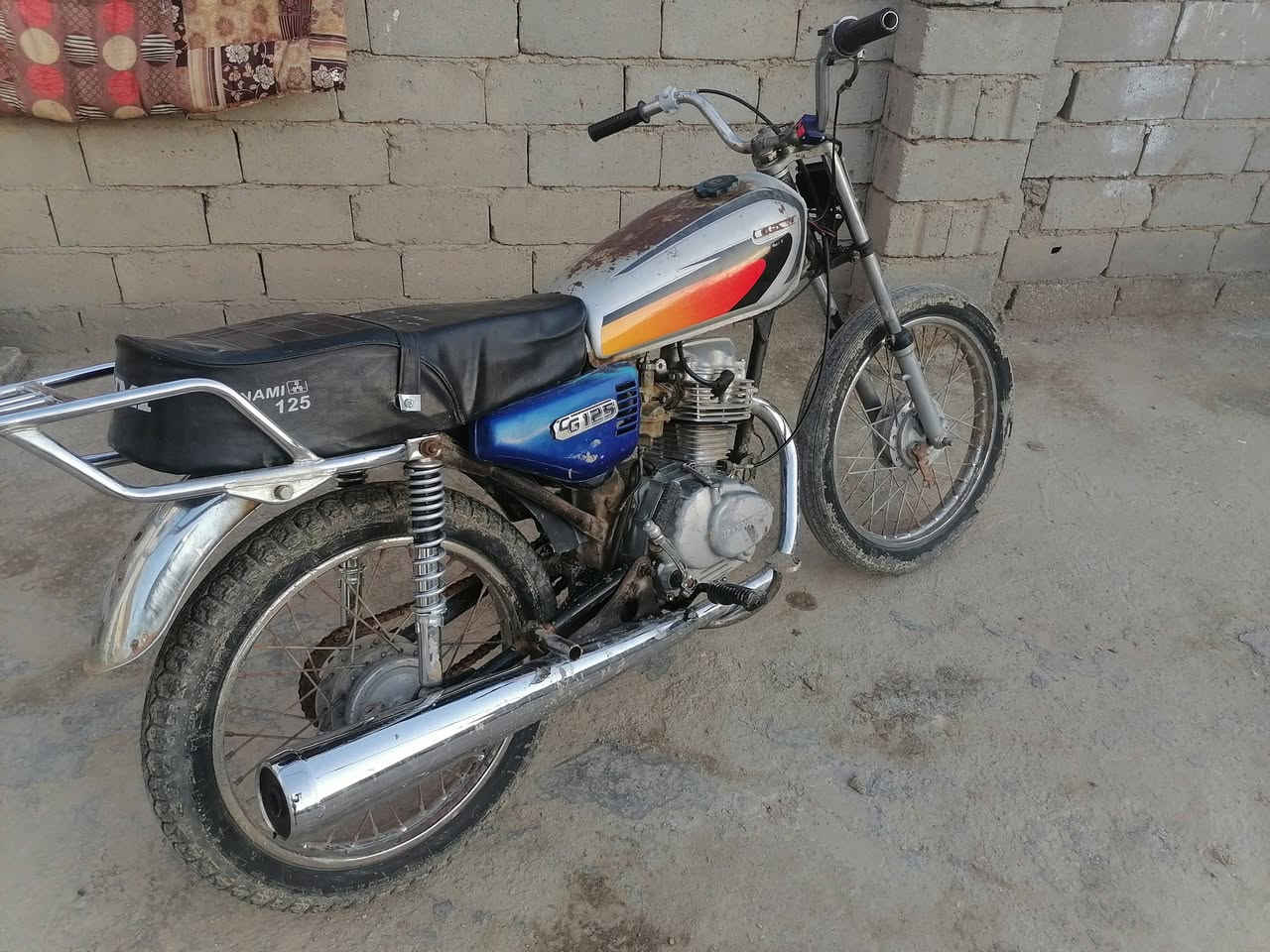 دراجه للبيع مكان الحمزه السعر 250 قفل الدراجه ما عايزه اي شيء عوزها نقوصات قليله ***********
