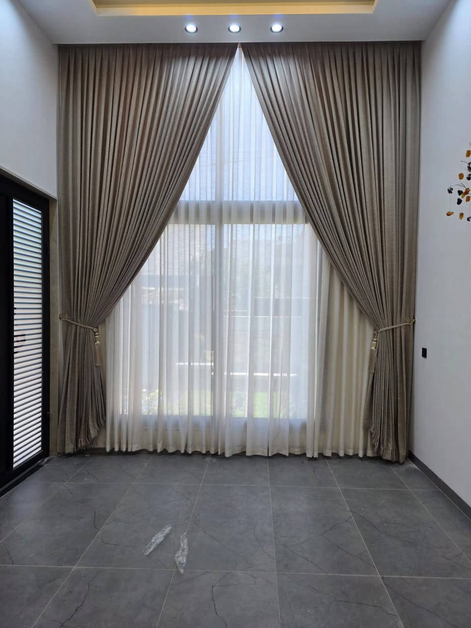 سلام عليكم  عندك ستائر او بردت غسل كوي تصليح تركيب نقل اي شي خاص بل ستائر داخل خارج الموصل اي موقع نجيك عل بيت   
الرقم *********** واسعر مناسب
