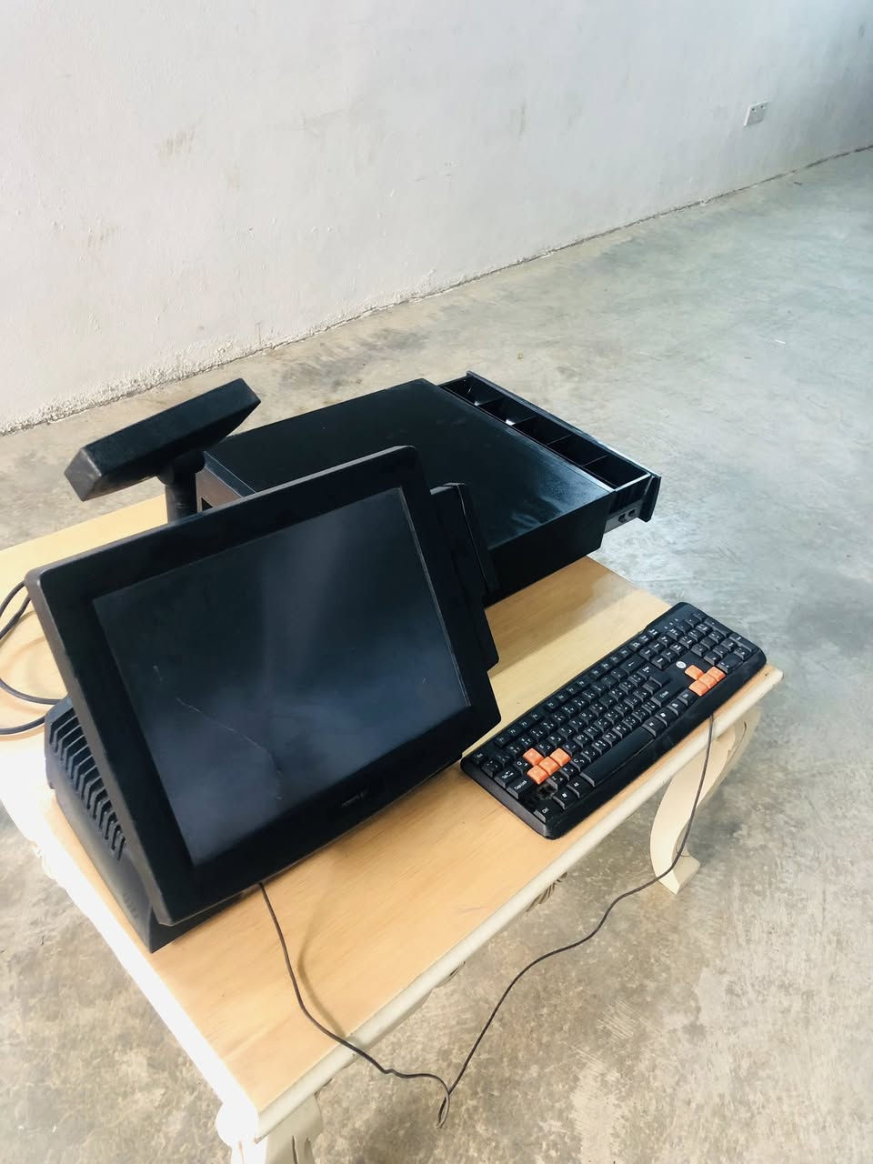 سڵاوی خوای گەورەتان لێبێ 
ئەم کۆمپیوتەرە لە گەڵ ئەو چەکمجەی پارەیە بۆ فرۆشتن 
کۆمپیوتەرەکە لەمسە هیچ کێشەیەکی نیە 
ئەوەی کە من شارەزایم لێی هەبێ ئەوەی کەمن بیستبێتم 
ئەڵێن بۆ (مۆڵوو،مەدعەموو،کافترا)و شتی وا بەکار دێ 
سەعریشی زۆر گونجاوە 
ژ.م***********
