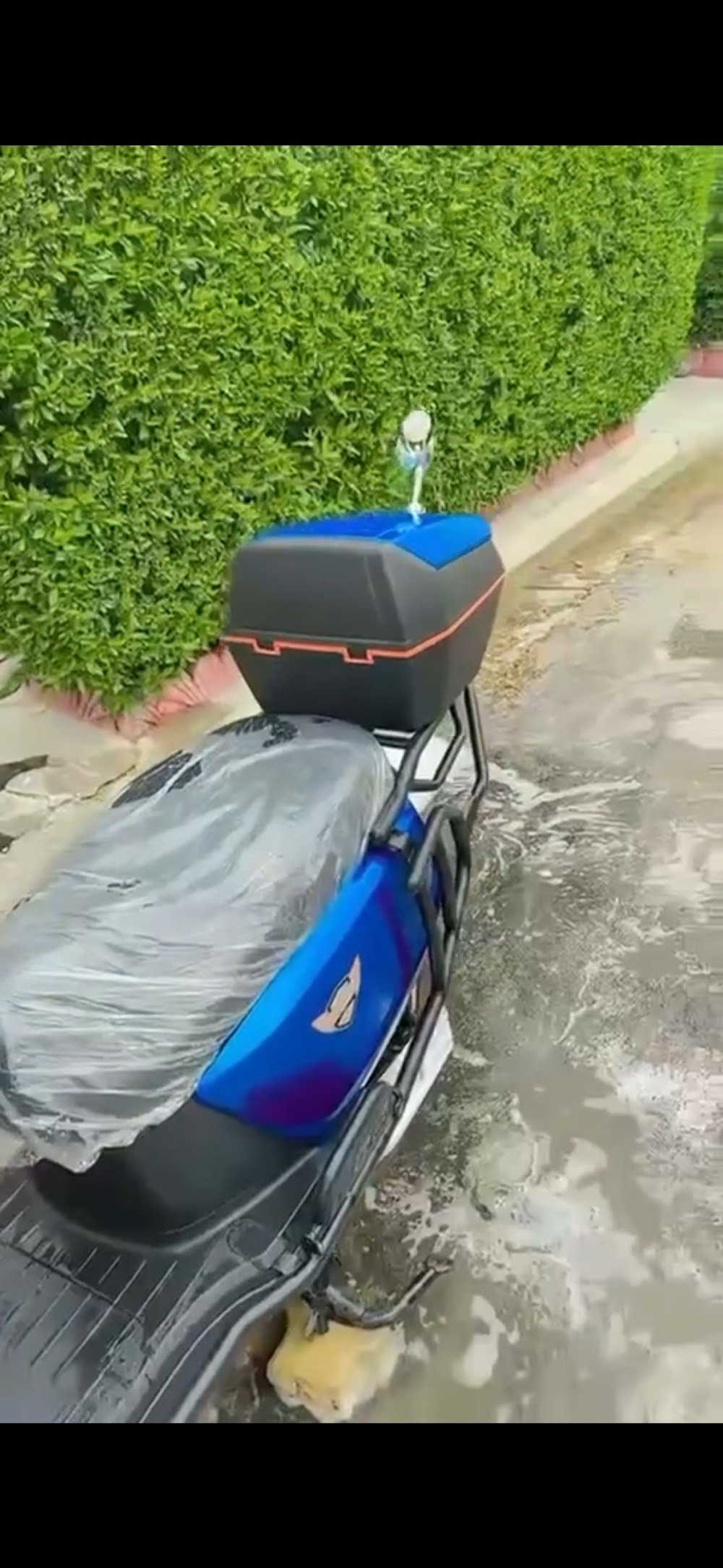 دراجة كهربائية جديدة، لون أزرق لامع، تمتاز بتصميم عصري ومتين مع تفاصيل دقيقة. سهلة القيادة ومريحة للاستخدام اليومي، تحتوي على مقعد واسع وصندوق خلفي لتخزين الأغراض. 

الدراجة مناسبة للتنقل في المدينة وتوفر قيادة سلسة وفعالة من حيث استهلاك الطاقة.