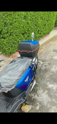 دراجة كهربائية جديدة، لون أزرق لامع، تمتاز بتصميم عصري ومتين مع تفاصيل...