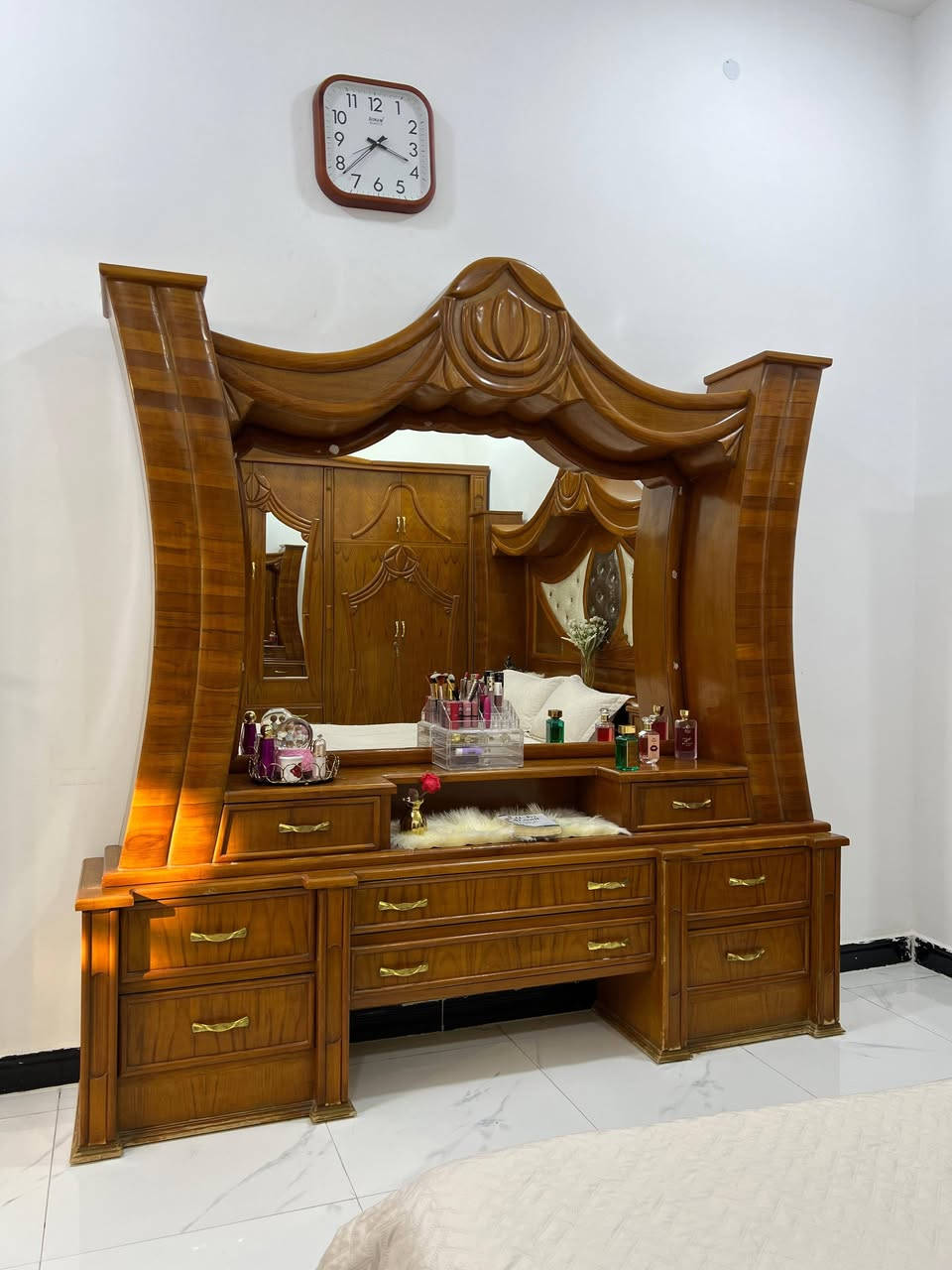 السلام عليكم
غرفه نوم للبيع ٥ قطع ووياهه زاويه 
نجاره. عراقيه ثقيله زلغ مابيهه تجي وتشوف بعينك 
السعر مليونين وبيهه مجال للشراي المكان البصره 
للاستفسار ***********
