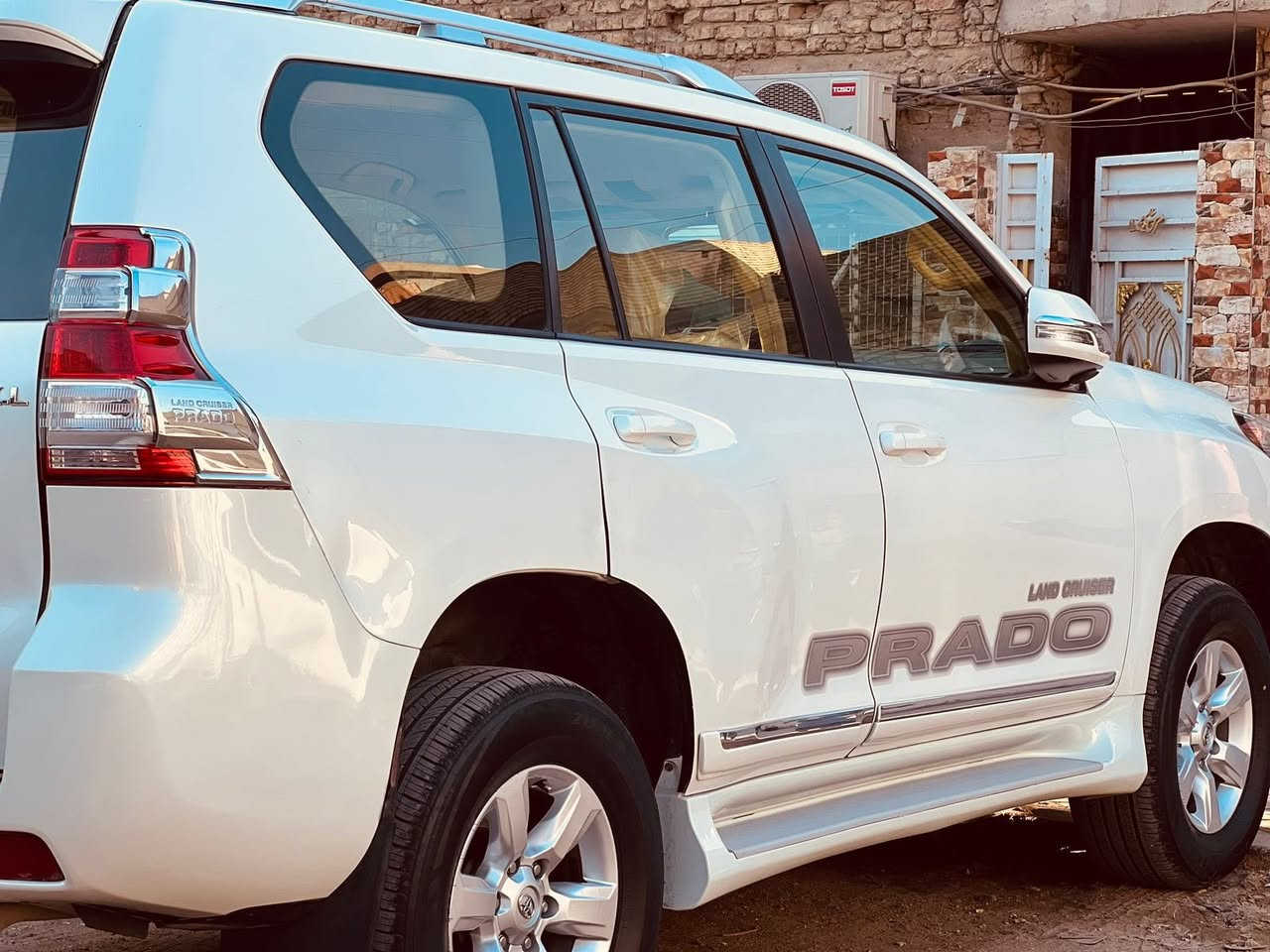 سلام عليكم برادو رقم اربيل موديل 2014
4 سلندر 7 راكب داخل جلد مغلف 
بيه صبغ دعاميات وبيه اثر شخوط
السيارة هزه جديده بااسمي جاهزه من كل النواحي كير محرك صدر طخم تاير العنوان بغداد
السعر 23500
يعني دفترين و35ورقه‬
موبايل ***********
