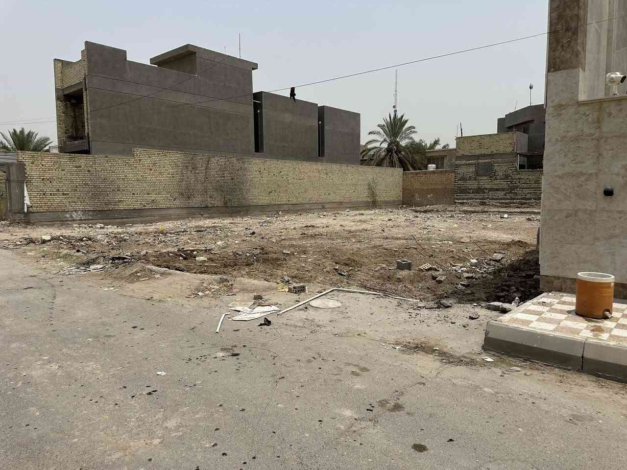 السلام عليكم 
قطعه طابو صرف 
المساحه 480 متر 
حي المعلمين شارع بيت خيون 
الفرع الي مقابيل مول سرمد 
رابع قطعه من تدخل من يم مول سرمد 

تصل وتدلل *********** الوجه 15 والنزال 32
