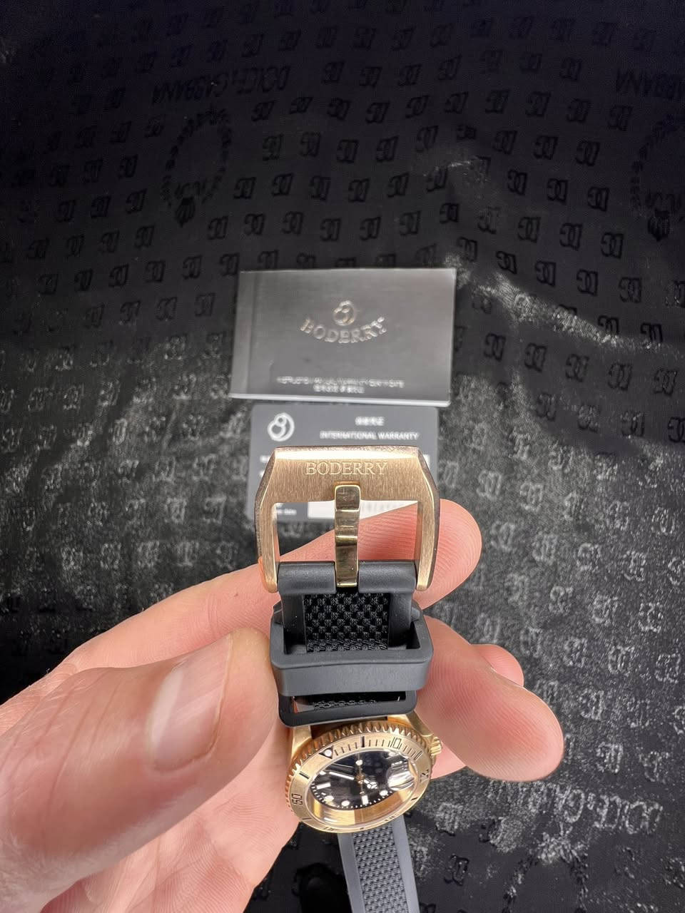 Boderry اوتماتيك 
نوع الماكنة 
NH35A 24 حجر كريم 
تعتبر هذه الماكنة من أشهر وأكثر الحركات الميكانيكية اعتمادية في عالم الساعات، وهي من تصنيع شركة Seiko 
Instruments (SII)
رنگ دوار 
نافذة للتاريخ مع مكبر
 قفل بحري 
قطر الساعة 42 
حالة الساعة جديد غير مستخدم 
كاملة المرفقات 
الساعة تحفة بمعنى الكلمة 
سعر الساعة 125 الف


**إذا كنت صاحب هذا الإعلان وتريد حذفه لأي سبب، رجاءا أرسل رسالة إلى الدعم الفني**