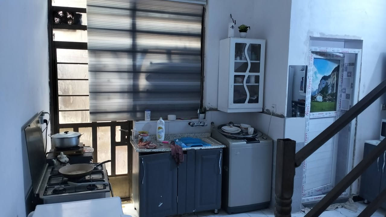 السلام عليكم بيت للبيع 50 متر طابق ونص سند 25 بناء طابوك بس الغرفه الفوك بلوك وسندويج الزعفرانيه شارع الجواهري قبل السده ب5 افرع الفرع بي مجاري البيت جاهز مناقصه اي شي رايده 47 مليون الي ميشتري يعبر المنشور فضلا وليس امرا وهذا رقمي ***********
