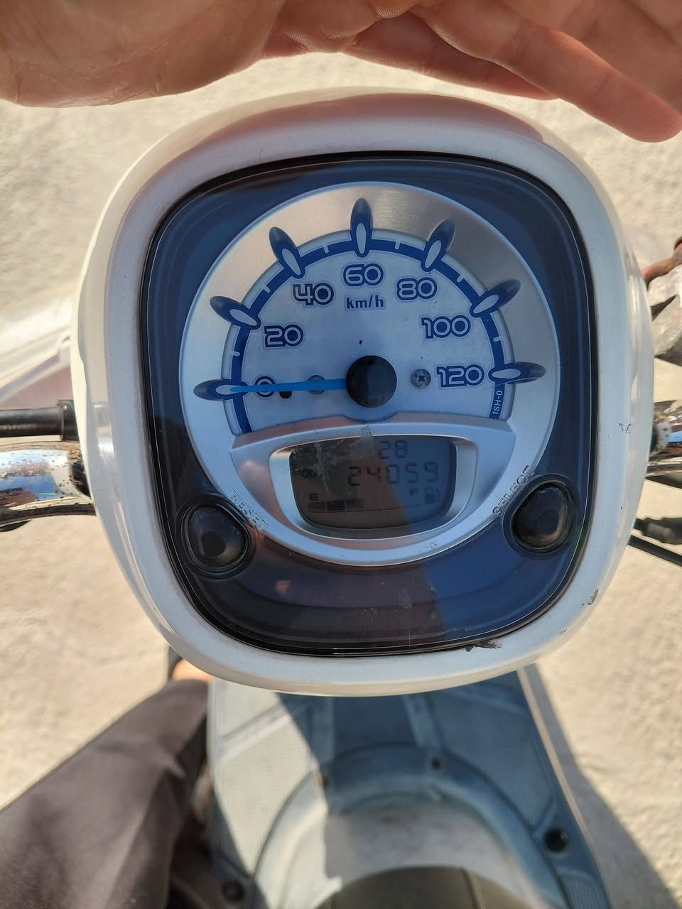 سلام عليكم
ماكس بوليس حديث ياباني ٢٠١٧
دراجه مال رمبه 
العنوان  بغداد البلديات 
السعر ١٢٠٠
الرقم ***********
