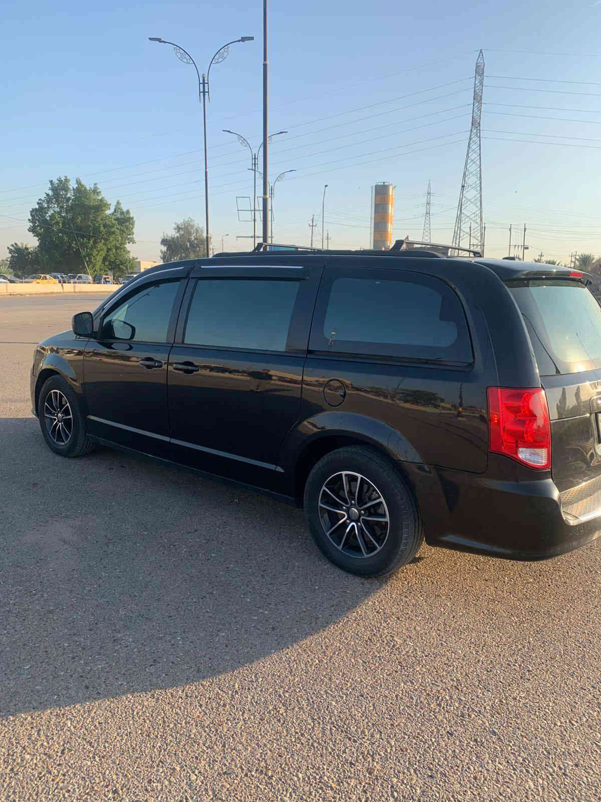 السلام عليكم 
دوج كرفان فئه GT
موديل ٢٠١٩
حادثها جداااا بسيط وبدووووون ايرباك 
فقط جاملغ وبنيد ومبدل بلادي 
جاهزه من جميع النواحي

المواصفات  
بيبان وجنطه كهرباء
كشنات منفصل 
٣ قطع تبريد
شاشه اعطال
فرس سقف 
كشنات جلد مع تدفئه في المقاعد الأمامي 
ستيرن هيتر 
داخل اسود 
مضخم صوت بلادي 
بردات بلادي خلفيه 
فرس وسطي
وباقي مواصفاتها معروفه 
السعر (188)ورقه
رفم بغداد بأسمي فحص وهزه جديد 
تحويل مباشر 
مكاني بغداد كميره قرب الجزيره السياحيه 
*********** سيد أمير
