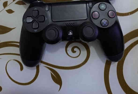 السلام عليكم 
ps4 fat 
نظافة 99% لوك ستيكر مكفول
تجي وياه يدة وحدة مالته وكامل ملحقاته + حساب عربي اماراتي يحتوي مكتبة العاب ضخمة 100 لعبة ومتنزل بالجهاز حوالي 15 لعبة الالعاب هذني مملكوت مو اشتراك يبقن وياك مدى الحياة وتستلم كافة معلومات الحساب وضمان الحساب مدى الحياة 
سعر الجهاز 150قفل 🔒رجاءً بدون عمولة 
مكاني بغداد حي الاعلام 
رقمي ***********
