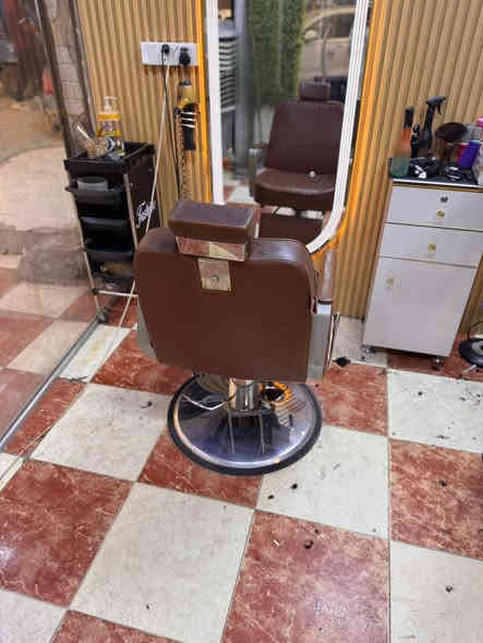 السلام عليكم كرسي حلاقة جديد استخدام شهر ب٢٥٠ وبيه مجال المكان الأمين الثانية للاستفسار الاتصال على الرقم ***********
