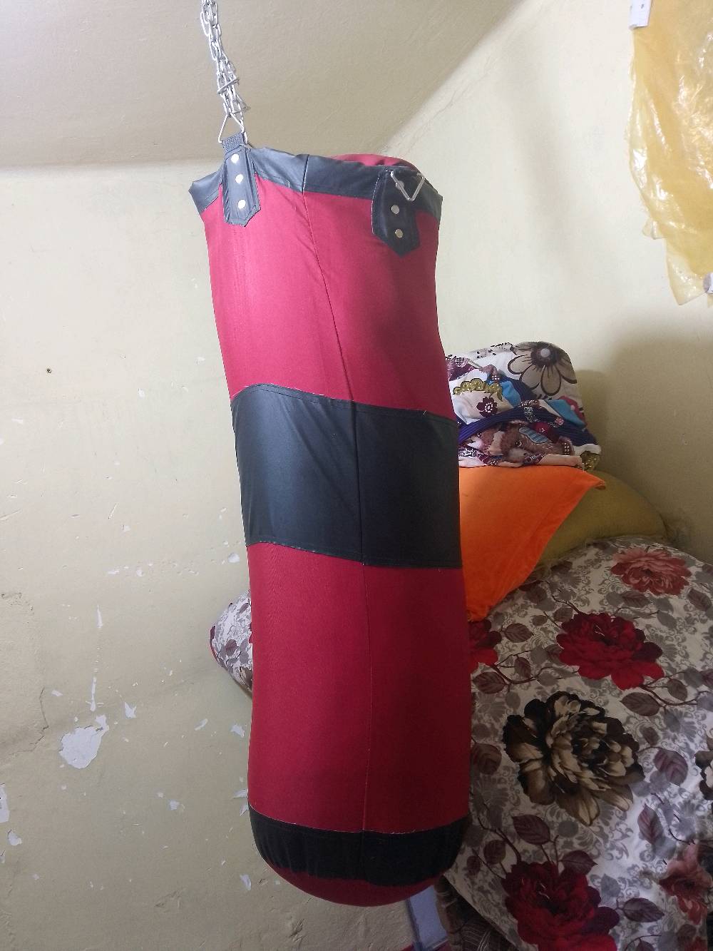 كيس ملاكمة قوي ومتين، مثالي لتمارين اللياقة والتدريب. مصنوع من مواد عالية الجودة ومصنوع بشكل يمكنه من تحمل الضربات القوية. الكيس يأتي معه جفوف ملاكمة لونها أصفر مميز لتقديم تجربة تدريب متكاملة. الوضعية ممتازة ويصلح للاستخدام في المنزل أو الجيم.