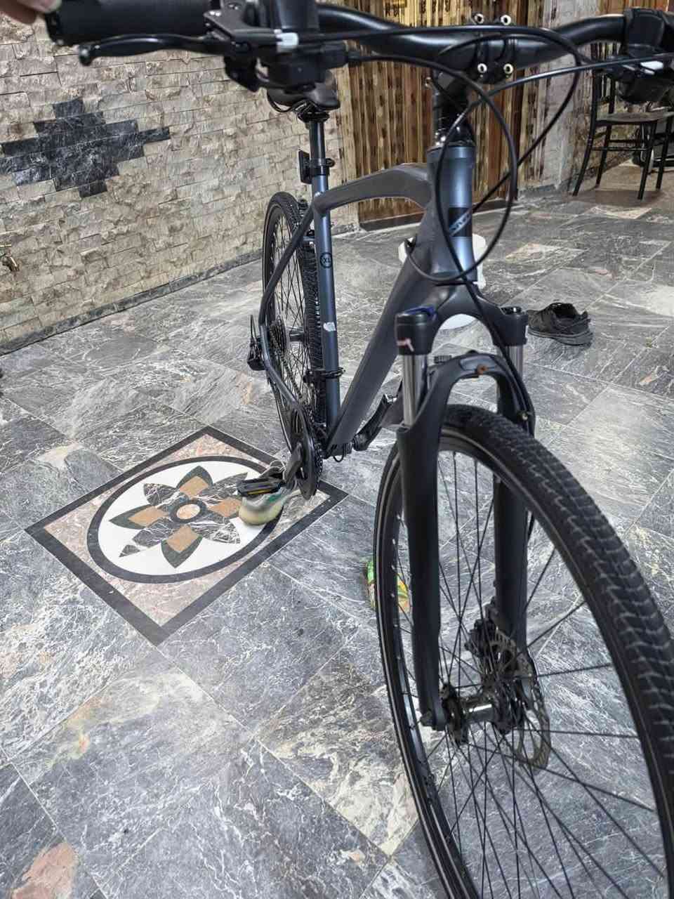 ---

*للبيع دراجة Viega Maxima Sport هايبرد*
*الحالة*: مستعملة نظيفة جداً

*المواصفات:*
- *الماركة*: VIEGA أمريكية
- *الموديل*: Maxima Sport - MODEL: 87774
- *سنة الصنع*: 2021 - تجميع Tianjin الصين
- *النوع*: هايبرد Hybrid للشارع والمدينة والرياضة
- *حجم الفريم*: XL - Extra Large للطول 185سم وفوق
- *الاطارات*: للشارع، داعم أمامي بسيط
- *الفرامل*: دسك بريك امامي + خلفي
- *الجير*: Shimano Tourney TZ 21 سرعة
- *المقود*: مستقيم Flat Bar مريح
- *الفريم*: المنيوم خفيف

*ملاحظات*:
الدراجة غير مصممة للجبال Off-Road. للاستخدام اليومي والتنقل والرياضة فقط.
الدراجة جاهزة بدون اي عطل.

*السعر*: 300,000 د.ع وبيها مجال بسيط
*المكان*: بغداد - قطاع 78
*للتواصل*: *********** اتصال او واتساب
