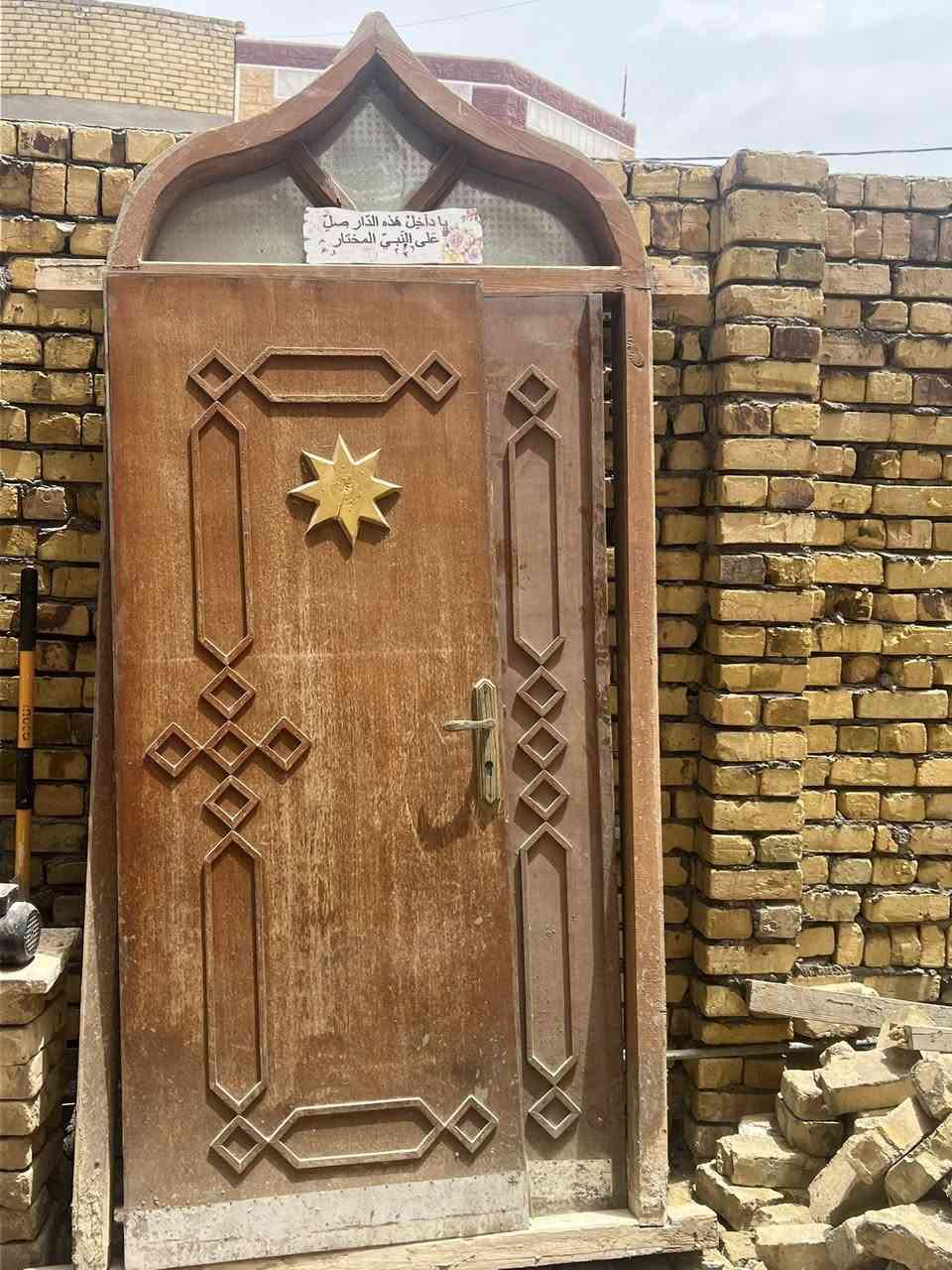 السلام عليكم ابواب خارجية وداخليه خشب تزكام وابواب داخلية غرفة نوم كامل عددهن 5 وابواب الخارجية طلاكة وربع عدد 2 ابواب نضيفة مال تفليش مكاني الكوت الزهراء ***********
