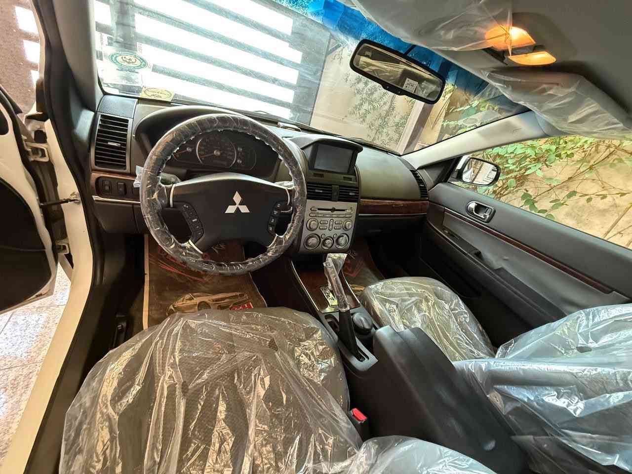 كلانت 2011 فول مواصفات سياره بيها جاملغ وشويه من الباب اثر طخه بدون دواخل السعر 110 وبيها مجال حك الجيه 
***********
