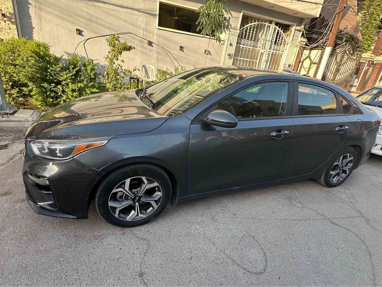 السلام عليكم كيا فورتي موديل2020 محرك 2000دوش كيرها CVTشادلة منضومة تبريد بيها ضمان يم الهندسية 
حادثها طرف البنيد ونفسه راجع لالغد ولا شاصي ايرباكات سليمة كلها بيها طخه بالجاملغ الخلفي موضحة بالصور نص مواصفات شاشة كاميرا دواره قيادة ذاتيه السياره ماشيه(48) ميل 
رقم بغداد جديد هزه جديده تخم تاير باتري جديد منضومة لايت زنون اصلية 
سعرها 133$وبيها مجال 
*********** Colombo, Sri Lanka
