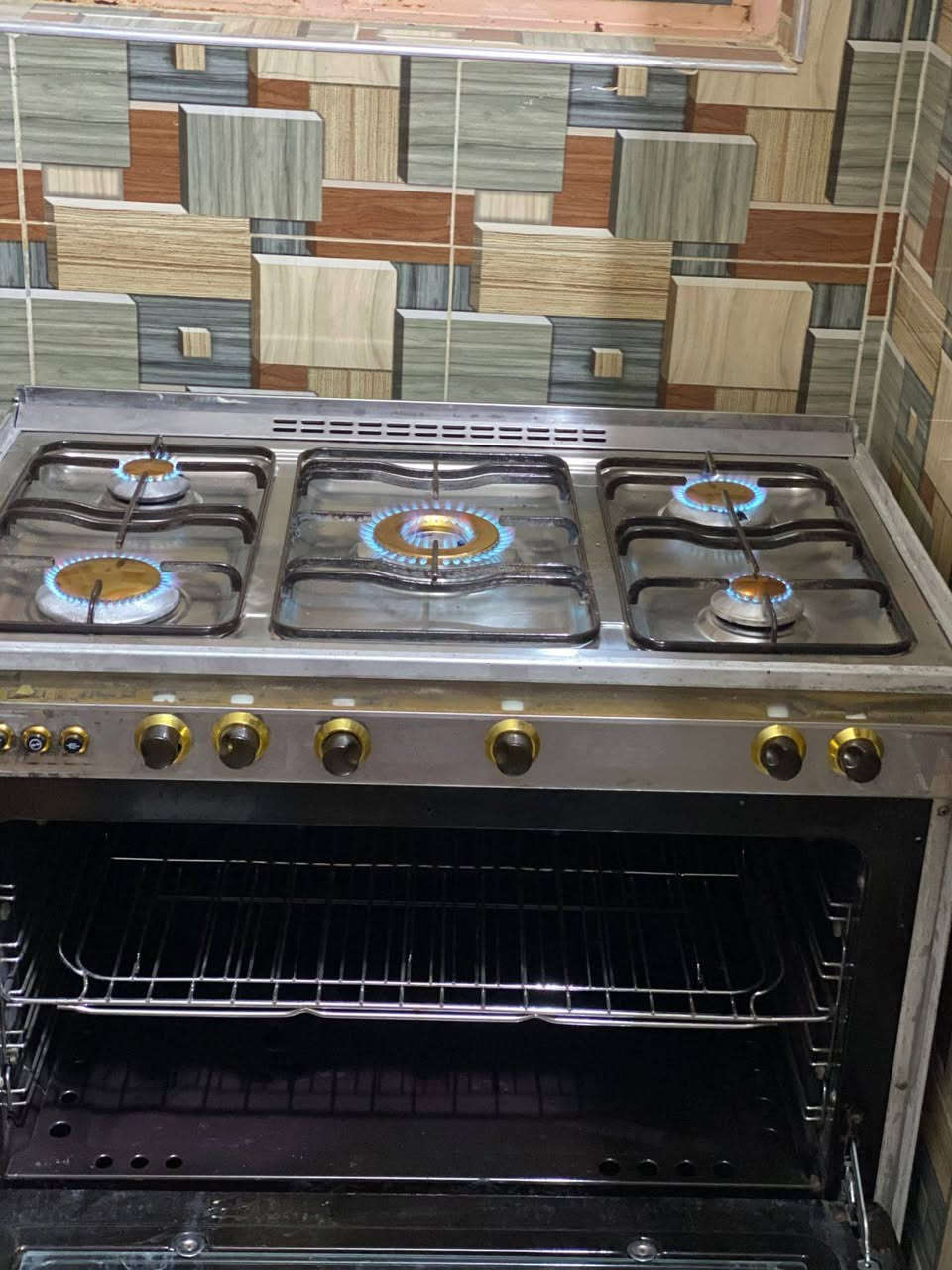 طباخ كريازي مصري شغال ٢٠٠قفله ***********
